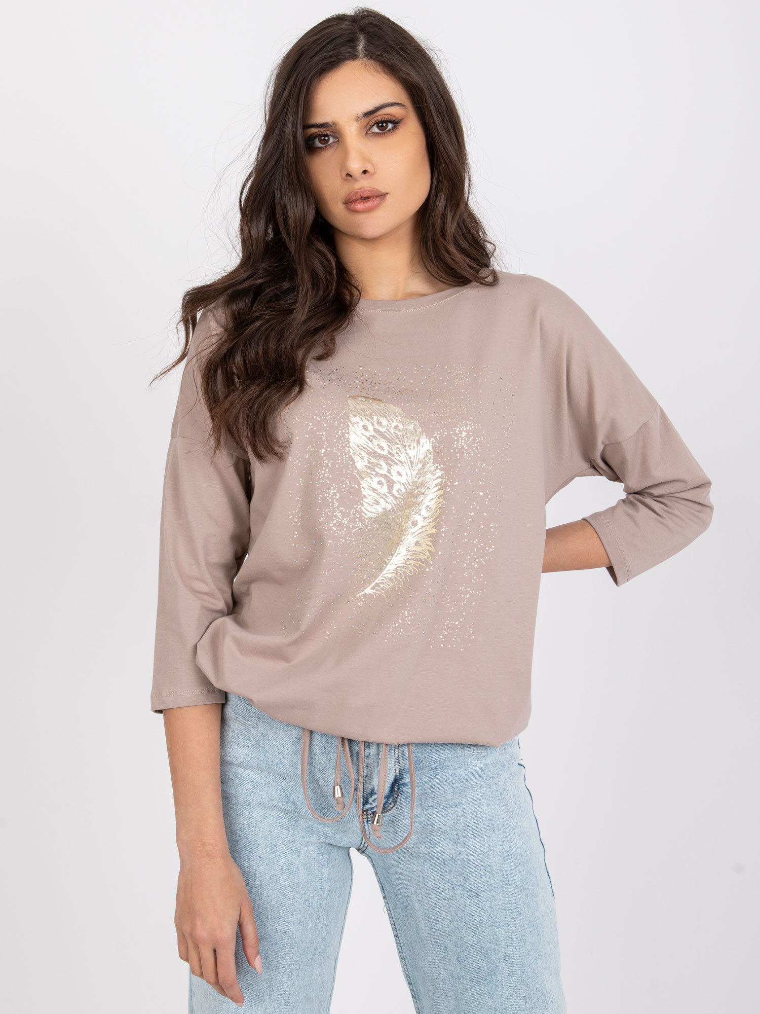 Tmavobéžové tričko Camil s potlačou pierka a kamienkami -RV-BZ-7510.78-dark beige Veľkosť: S/M