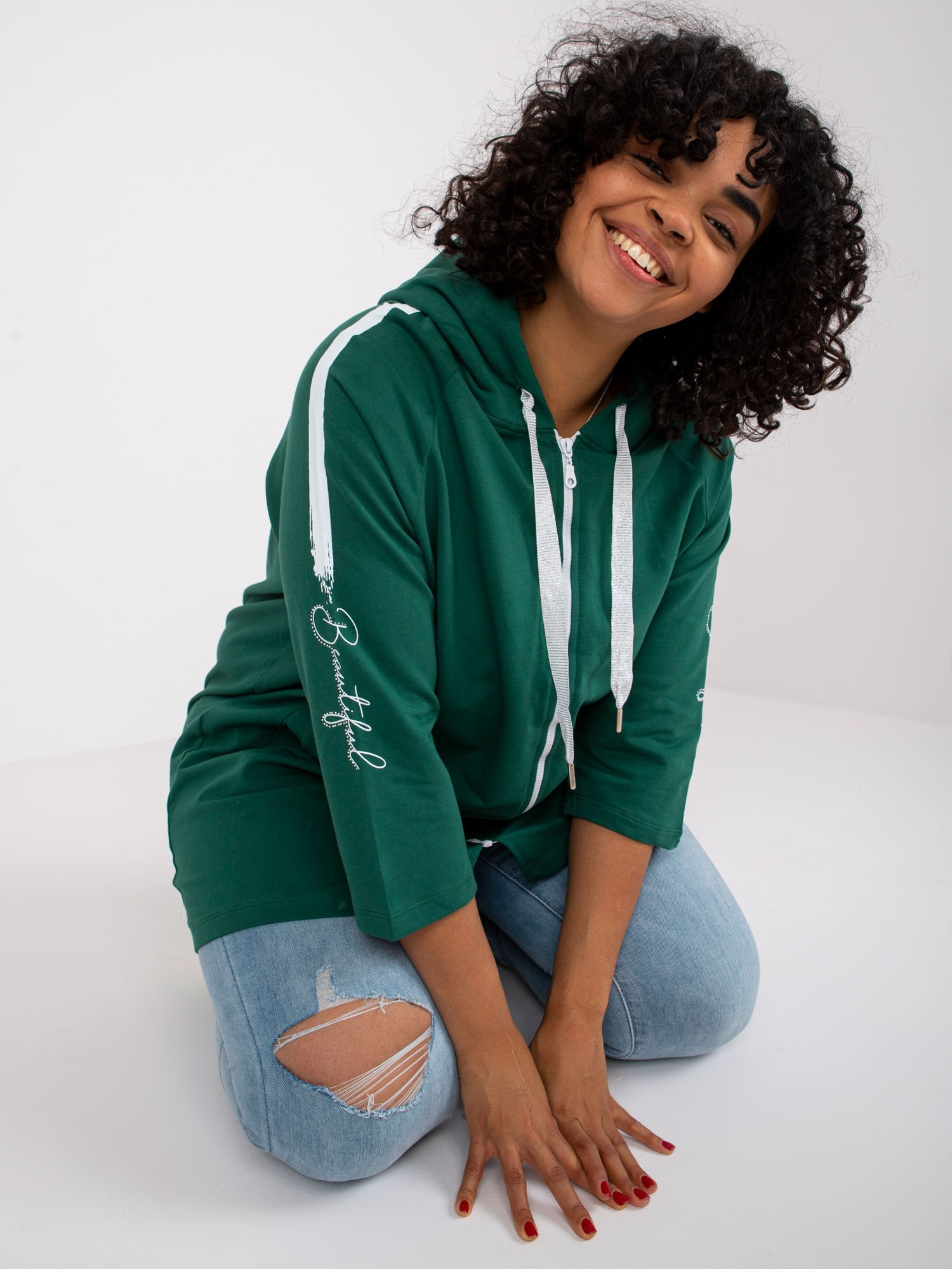 Zelená mikina Miley na zips s nápisom na rukáve -RV-BL-6796.86-green Veľkosť: ONE SIZE
