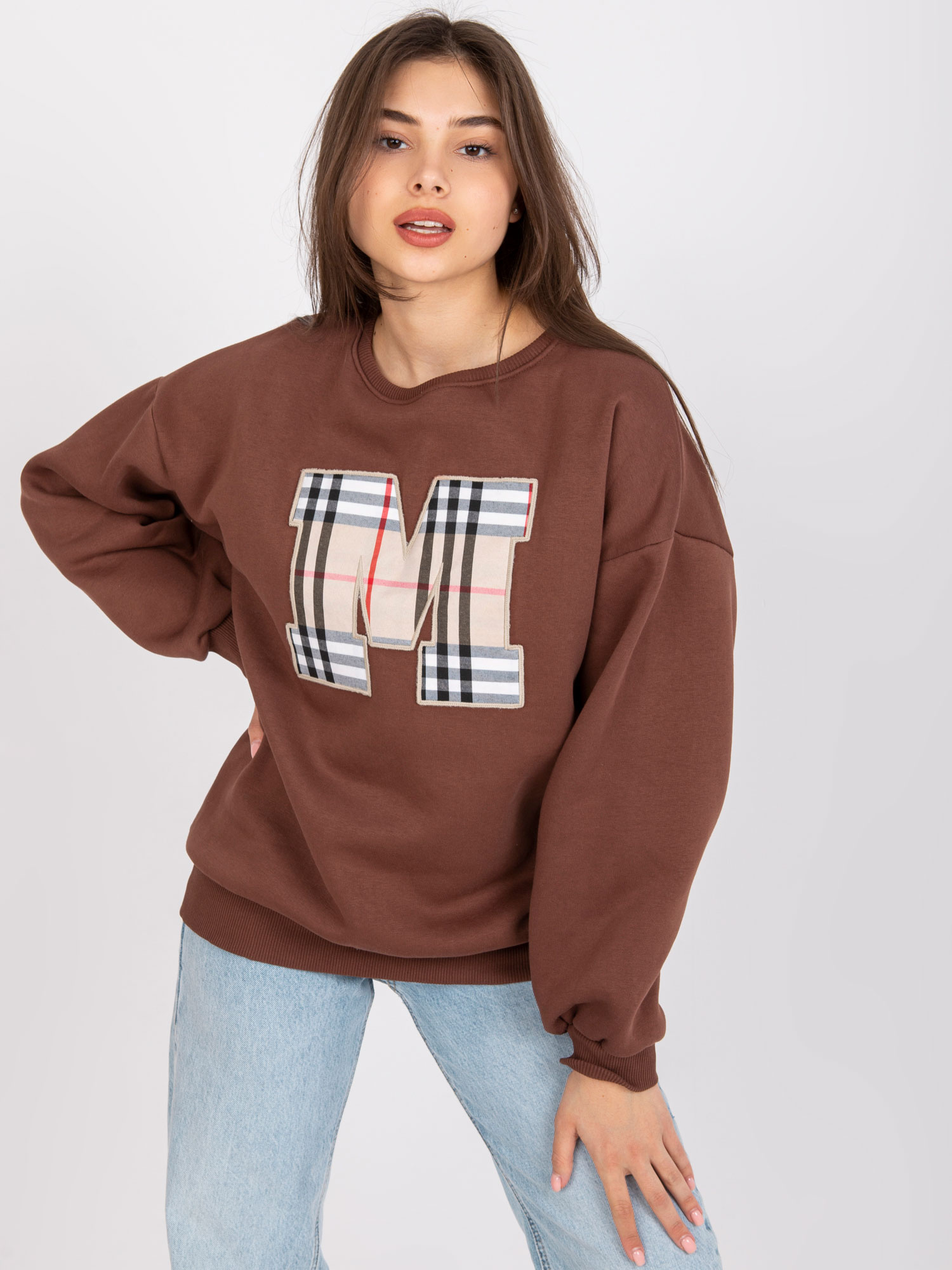 Hnedá mikina Eliza s károvaným písmenom "M" -EM-BL-U617.95-brown Veľkosť: ONE SIZE
