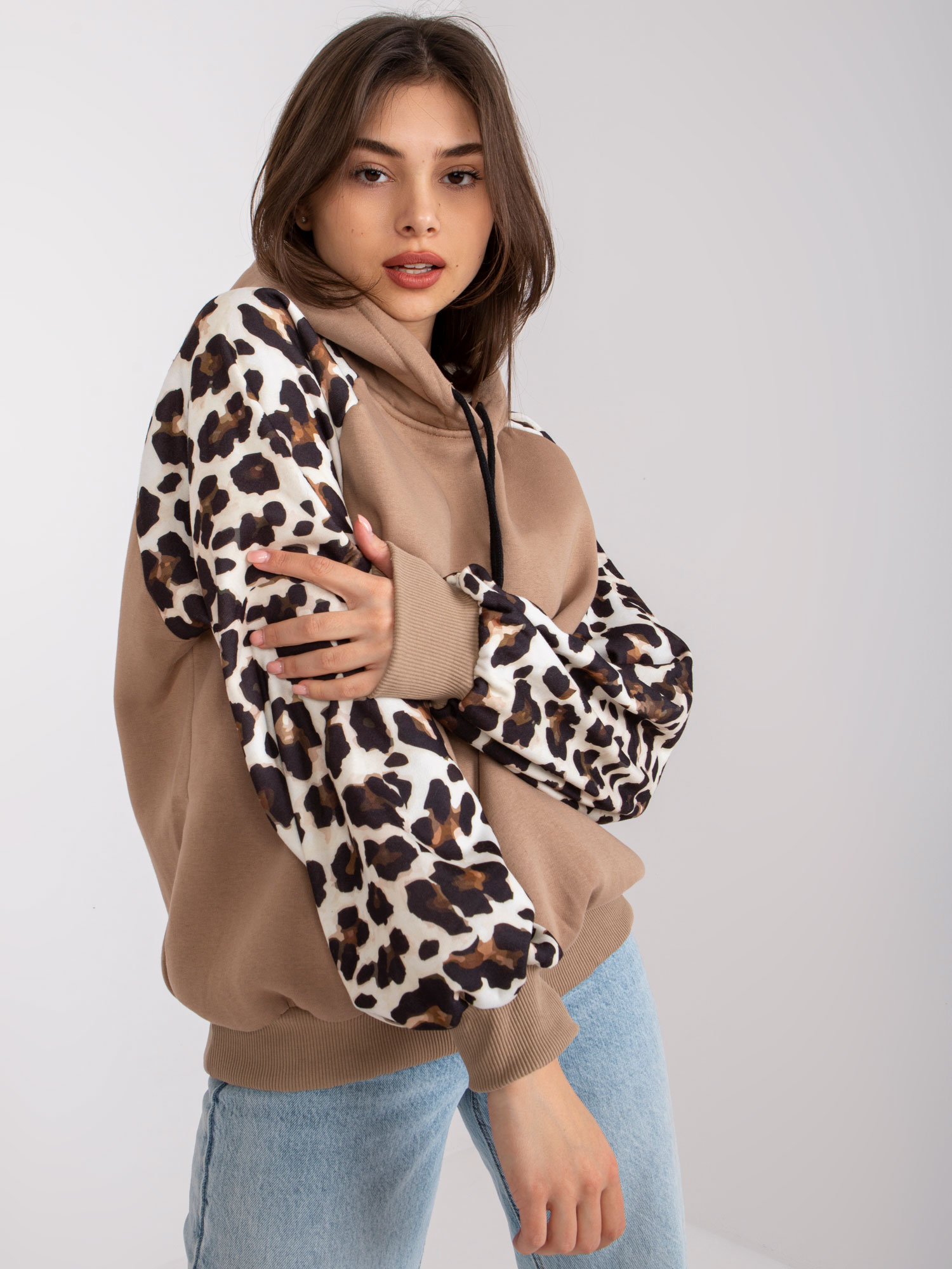 BÉŽOVÁ MIKINA MICHAELA S LEOPARDÍMI RUKÁVMI -EM-BL-663.94-BEIGE Veľkosť: ONE SIZE