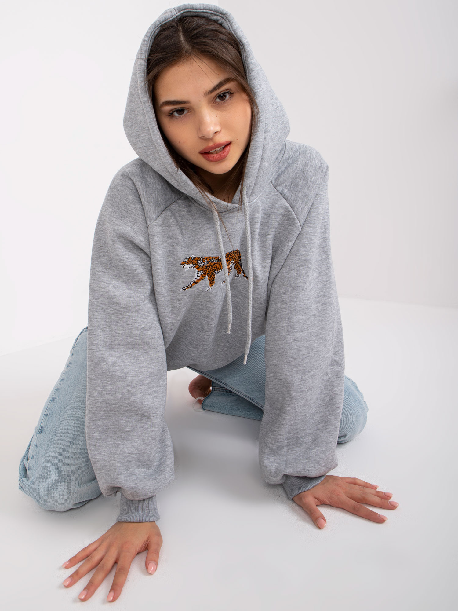 Sivá mikina Peggy s potlačou tigra -EM-BL-651.99-grey Veľkosť: ONE SIZE