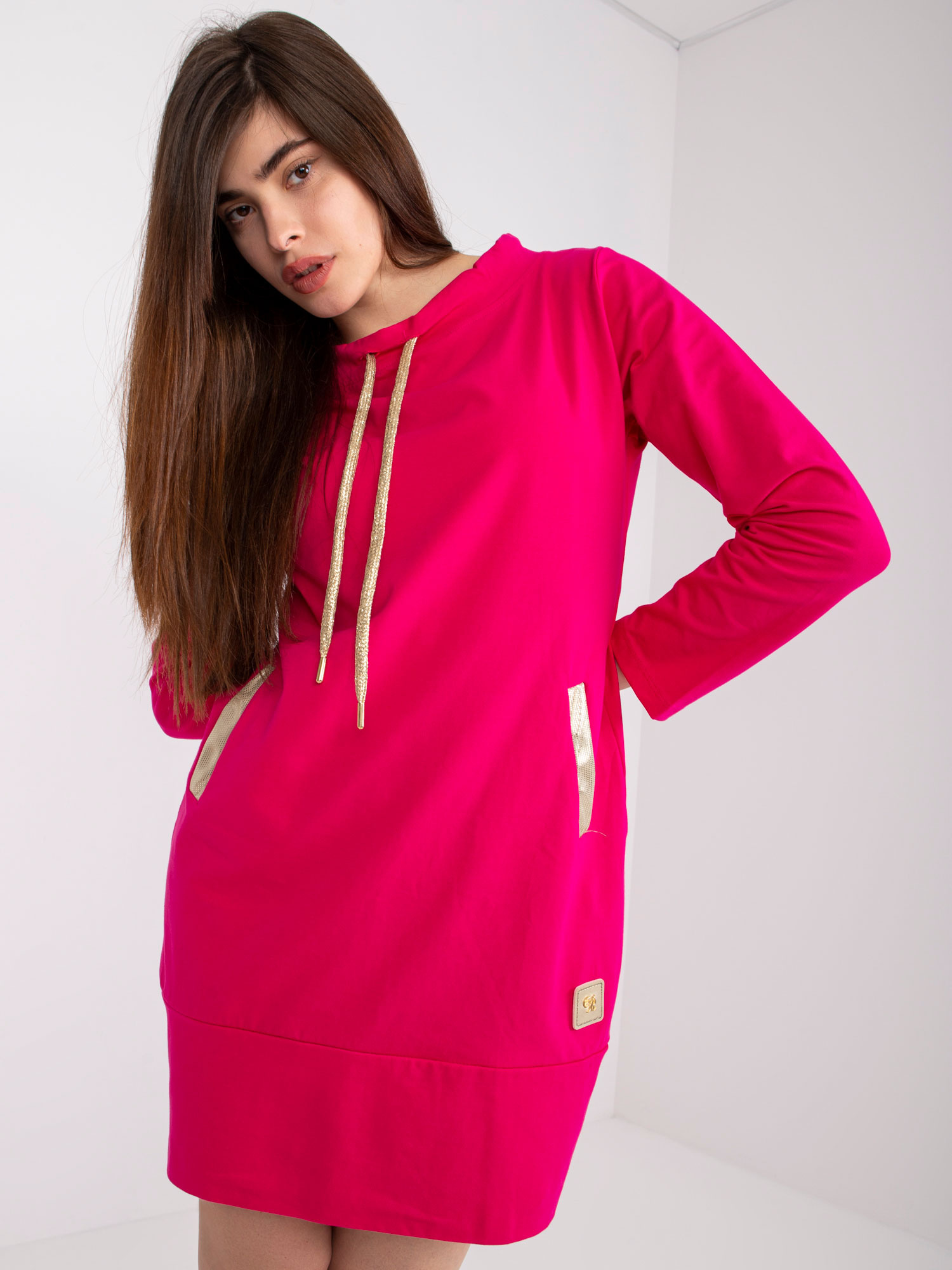 Fuchsiové mikinové šaty Holly so zlatými detailmi -RV-SK-6067.15X-fuchsia pink Veľkosť: S/M