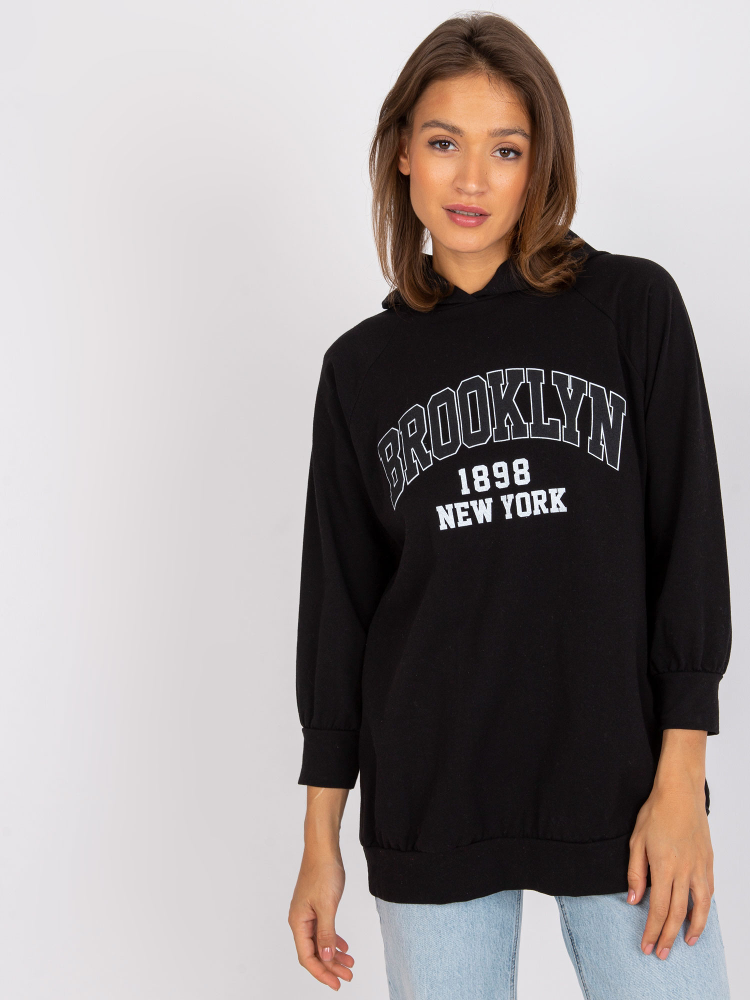 Čierna mikina Roxane s kapucňou a nápisom "Brooklyn" -DHJ-BL-15658.35-black Veľkosť: ONE SIZE