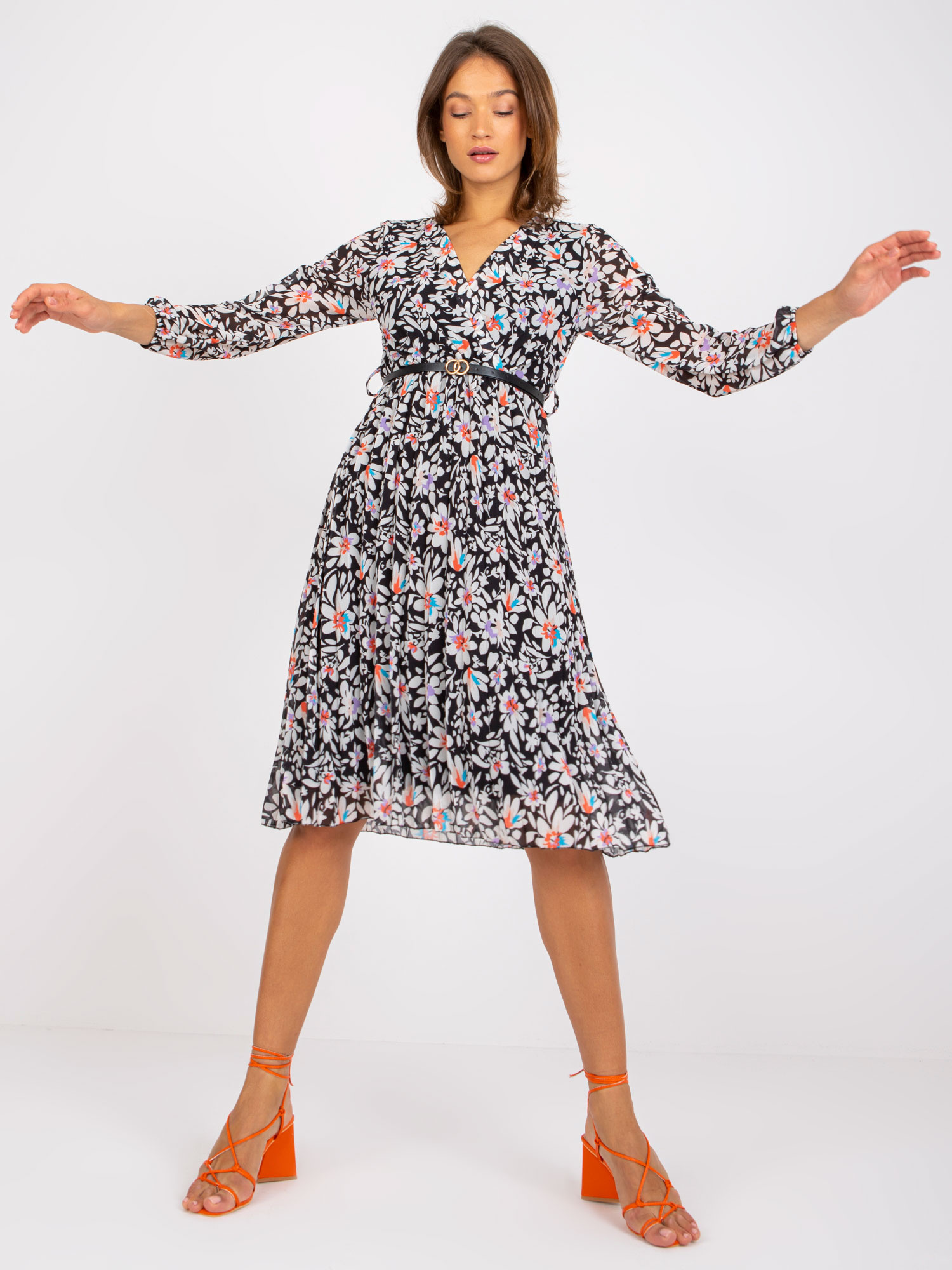 Čierne šaty Girona s kvetmi a zavinovacím výstrihom -DHJ-SK-10536A-1.80-black Veľkosť: ONE SIZE