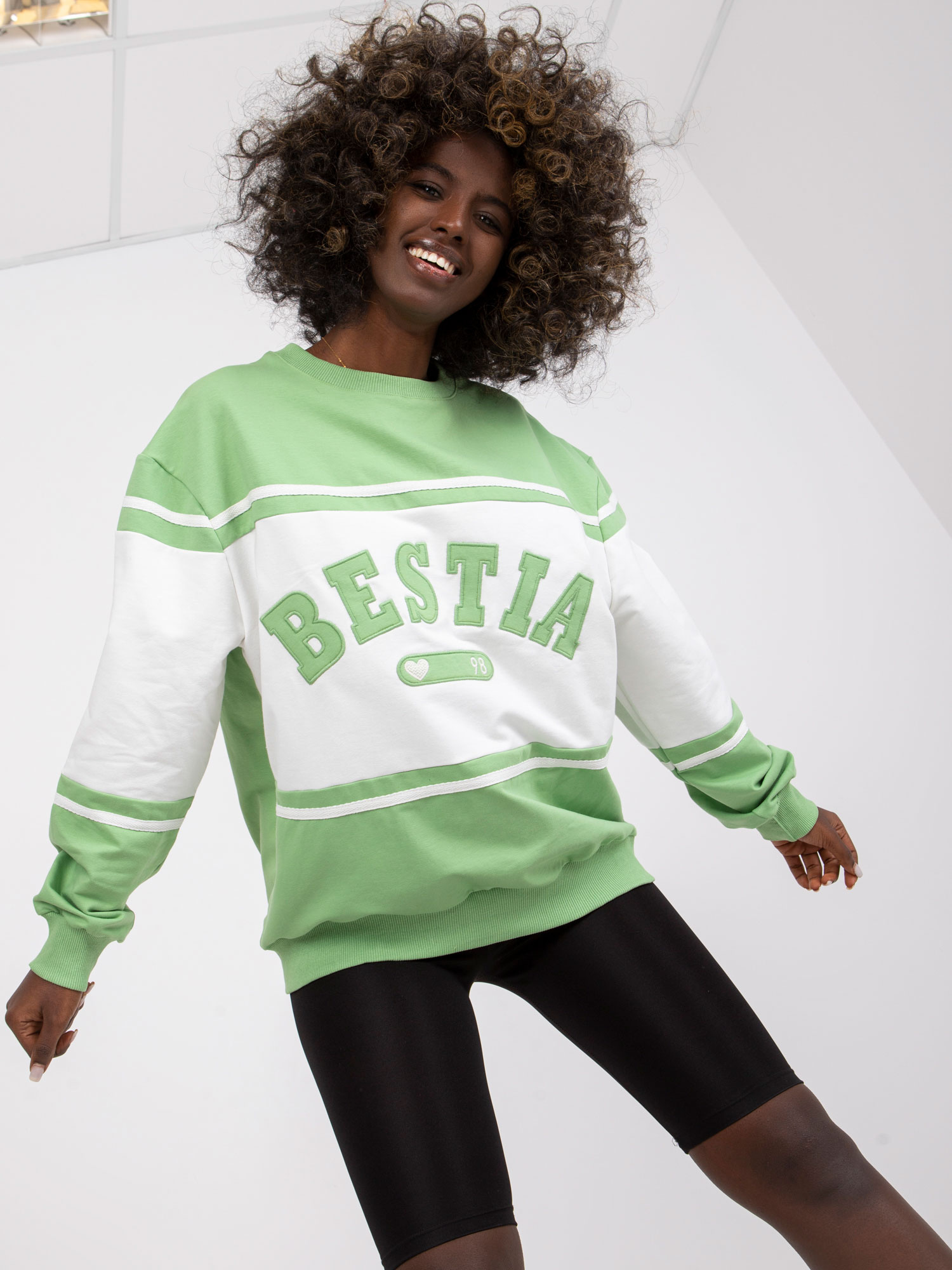 Zeleno-biela mikina s nápisom "Bestia" -FA-BL-7699.04P-green Veľkosť: ONE SIZE