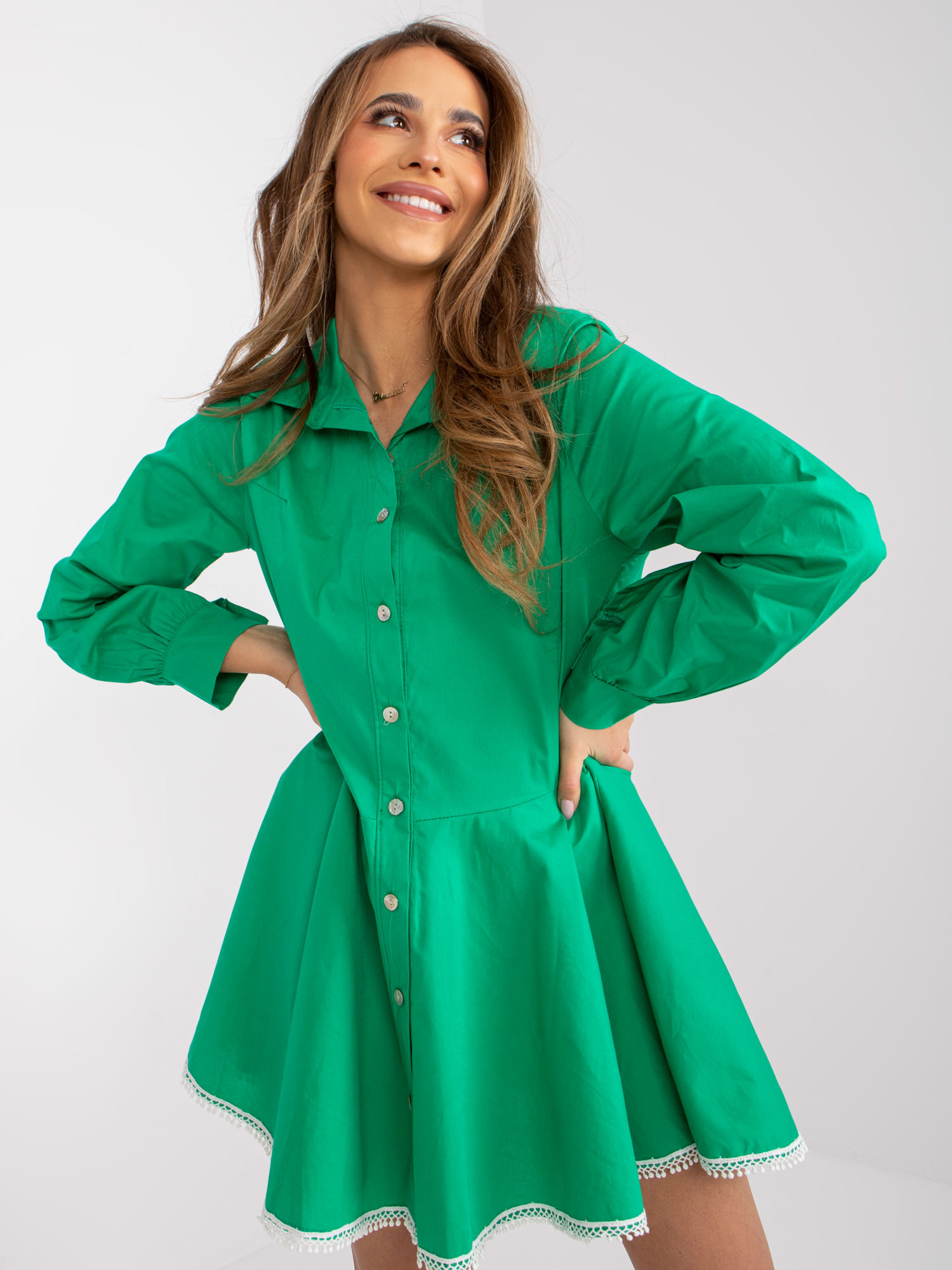 Zelené košeľové mini šaty s čipkou na sukni DHJ-SK-6801.63P-green Veľkosť: ONE SIZE