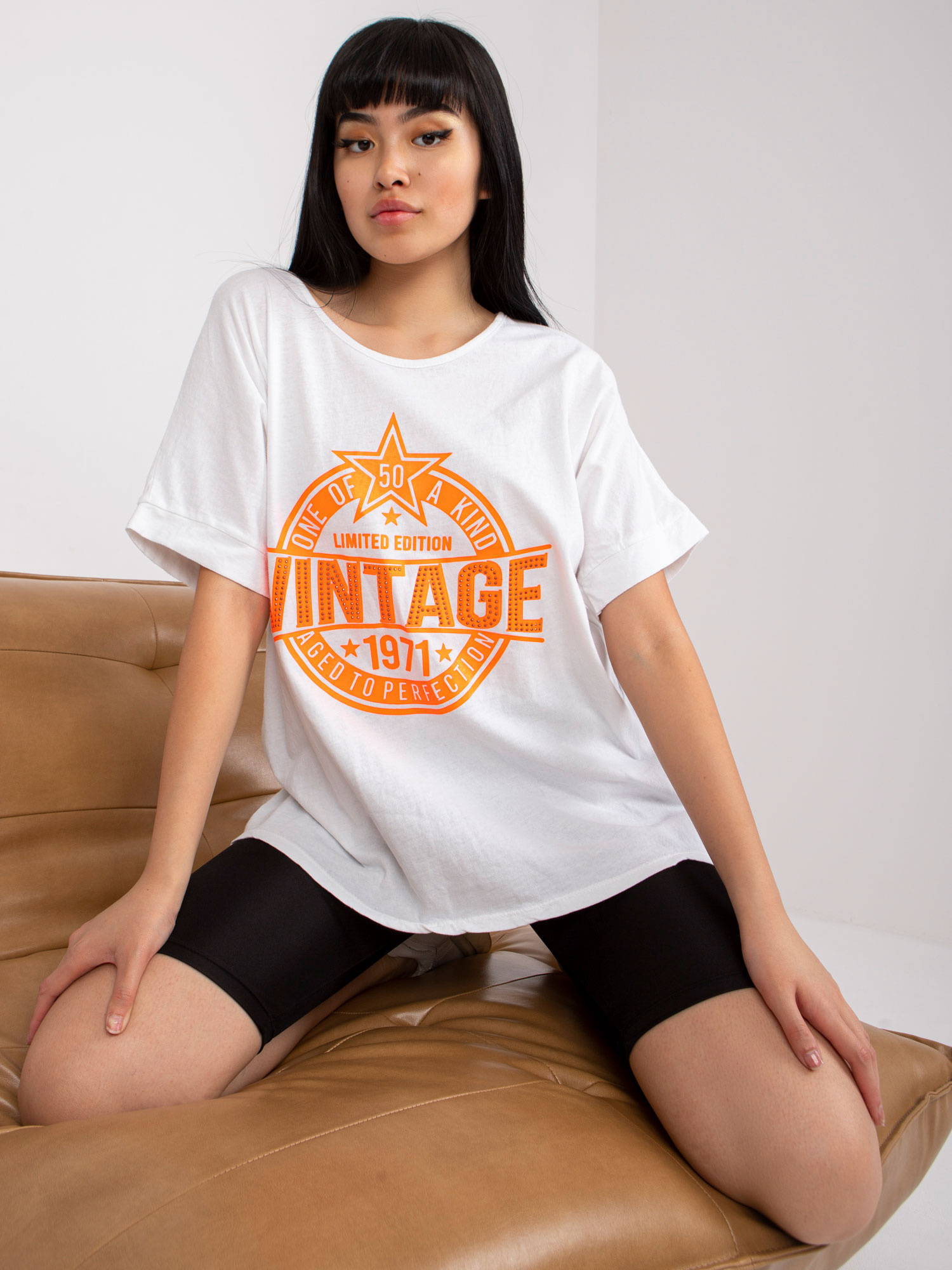 Biele oversize tričko s oranžovou potlačou DHJ-TS-6860.26X-white-orange Veľkosť: ONE SIZE