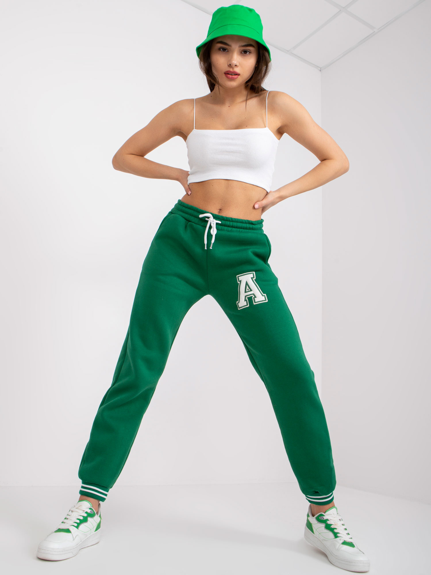 Tmavozelené tepláky s písmenom "A" -EM-DR-712-1.66P-dark green Veľkosť: ONE SIZE