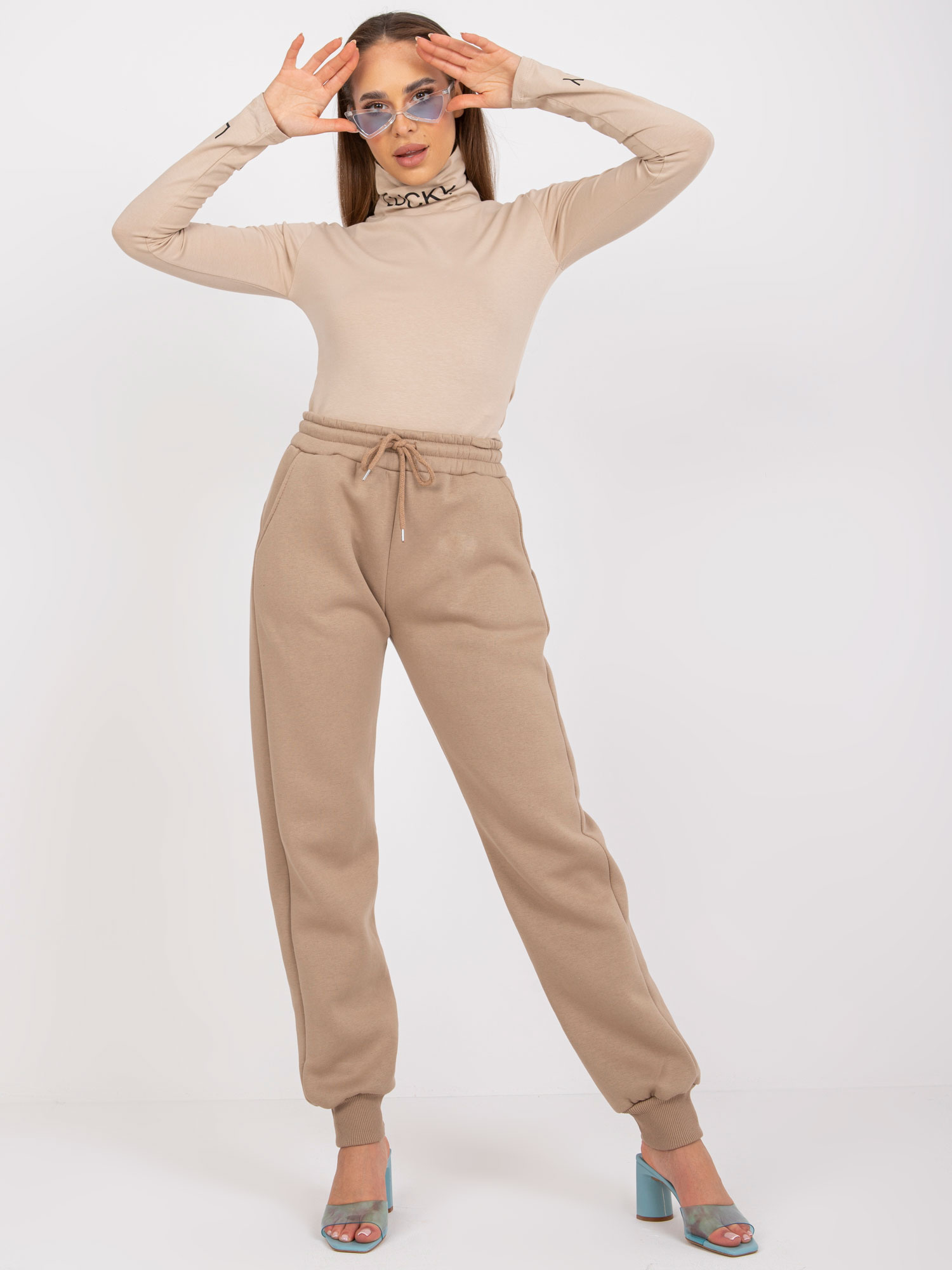 Tmavobéžové basic tepláky Julia EM-DR-712.39P-dark beige Veľkosť: ONE SIZE