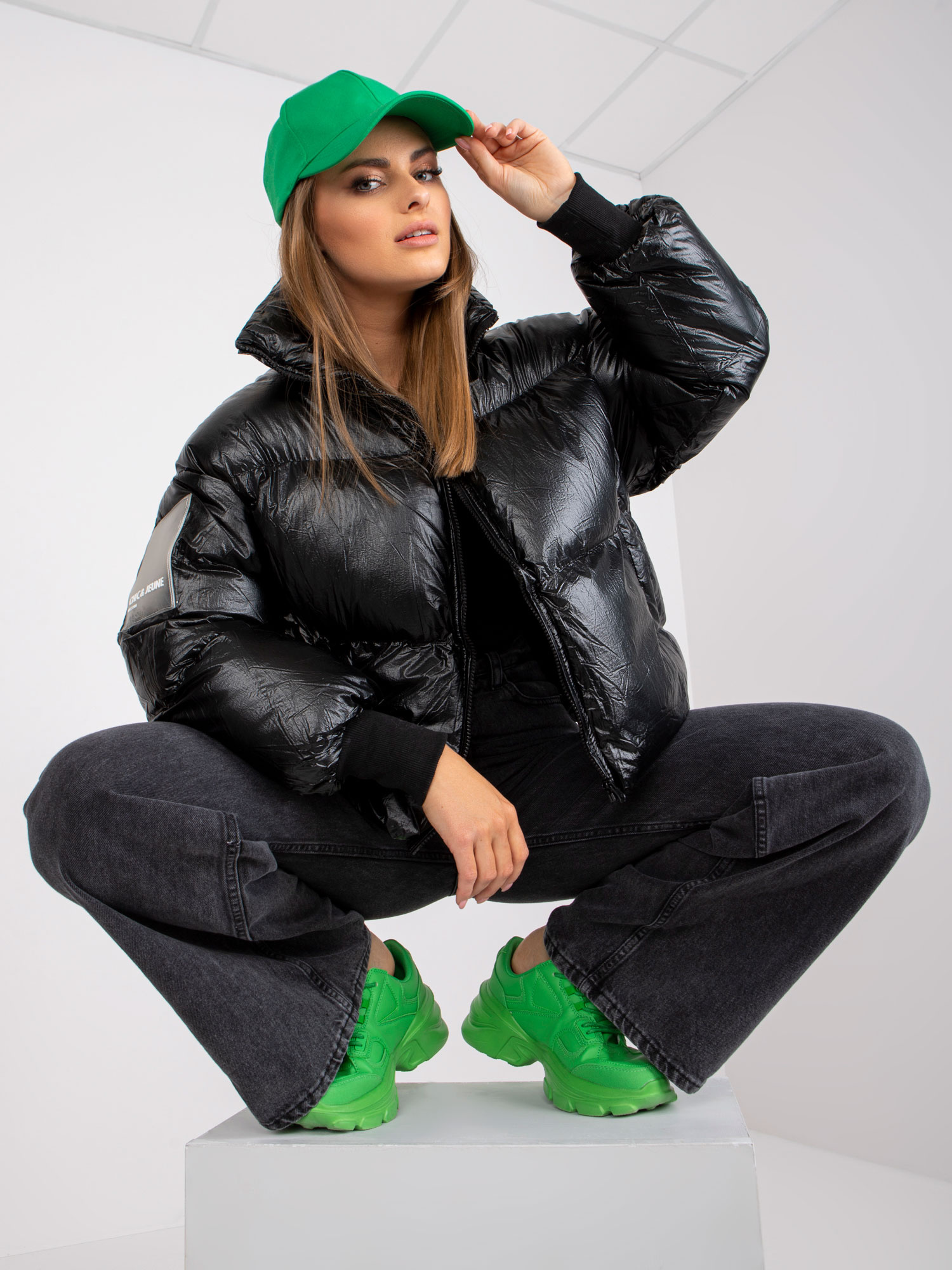 Čierna kratšia prešívaná crop bunda -EM-KR-CV8658.00P-black Veľkosť: L/XL