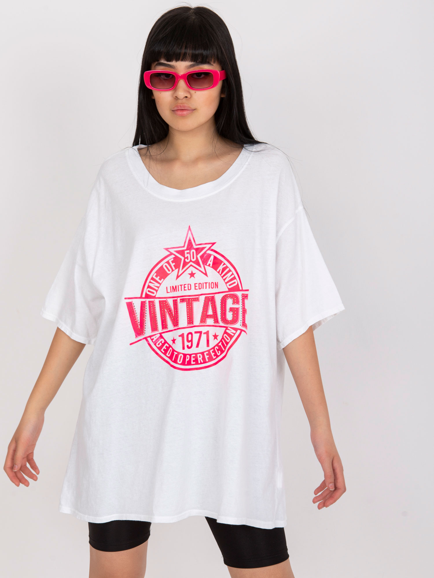 Biele dámske oversize tričko s ružovou potlačou DHJ-TS-6862.24X-white-pink Veľkosť: ONE SIZE