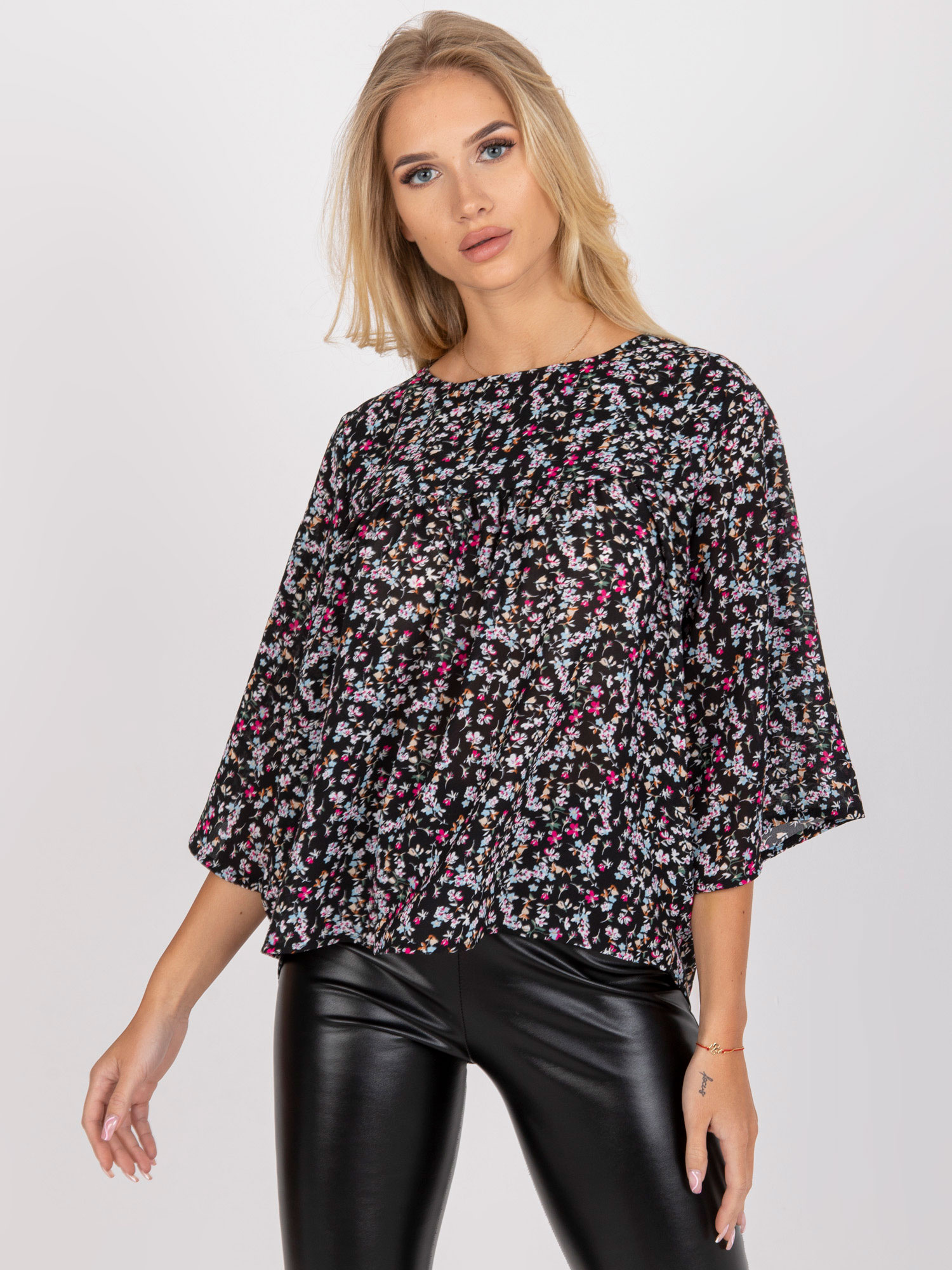 Čierna dámska kvetinová blúzka CHA-BZ-3203-1.42-black Veľkosť: S