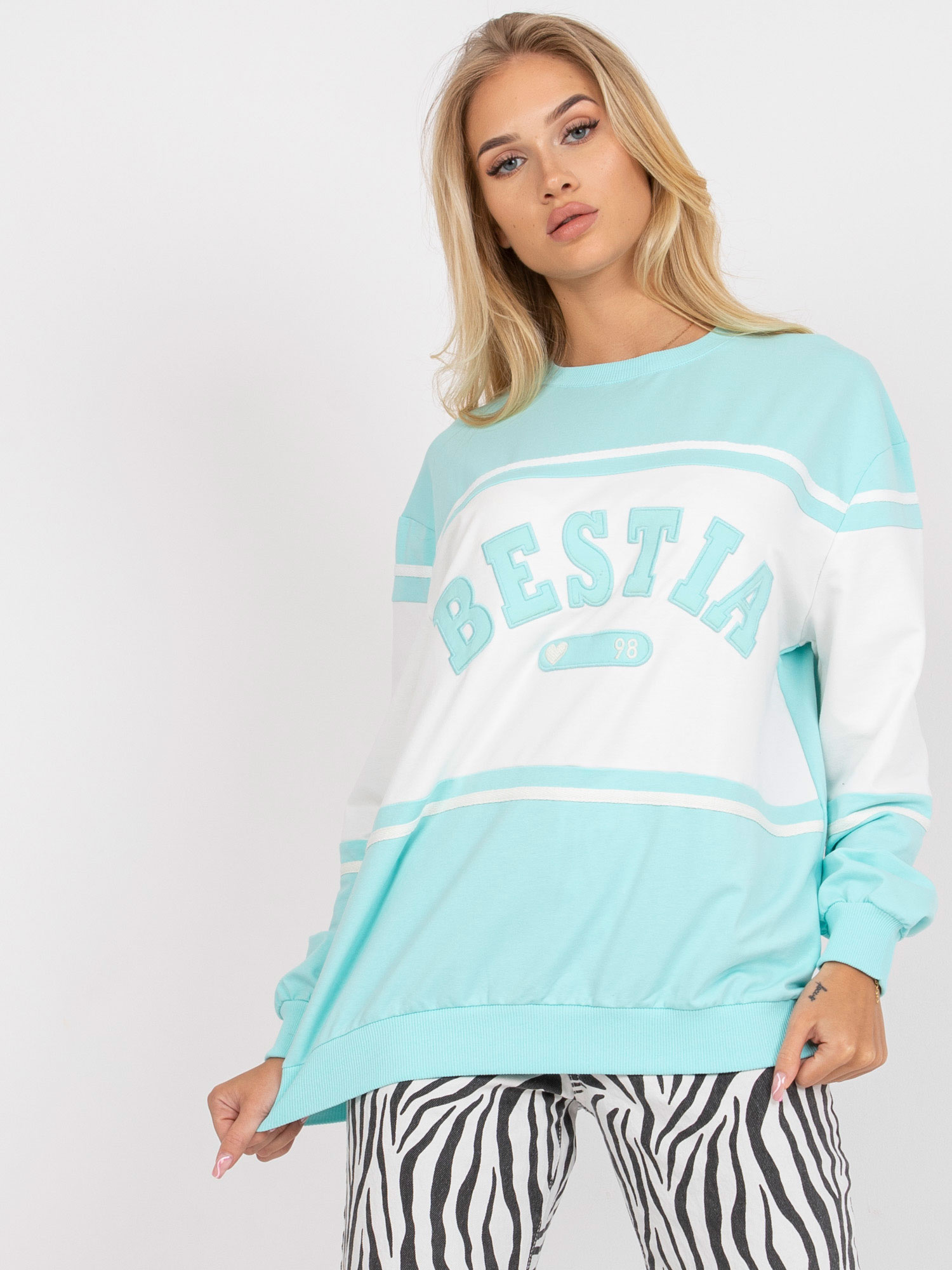 Svetlomodrá dámska mikina s nápisom FA-BL-7699.04P-light blue Veľkosť: ONE SIZE