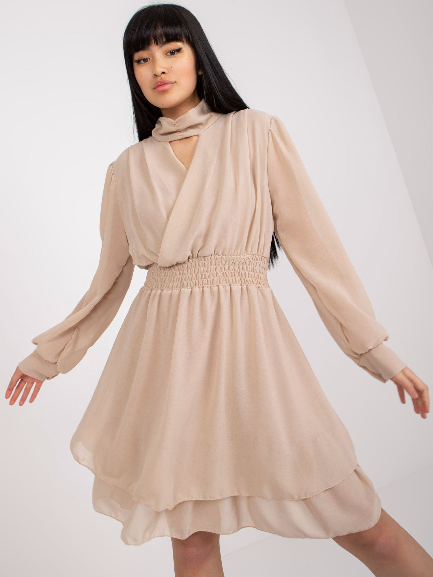 Béžové riasené mini šaty s dlhými rukávmi TW-SK-BI-1300.36-beige Veľkosť: ONE SIZE