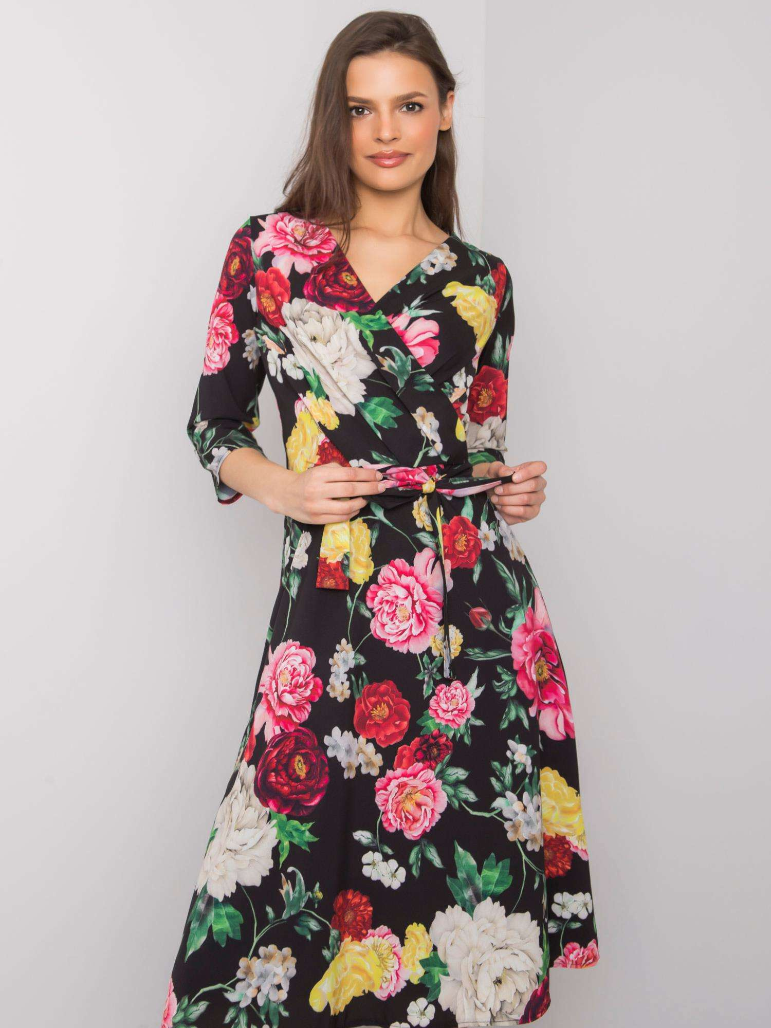 Čierne šaty s farebnými kvetmi LK-SK-508125.43P-black Veľkosť: 36