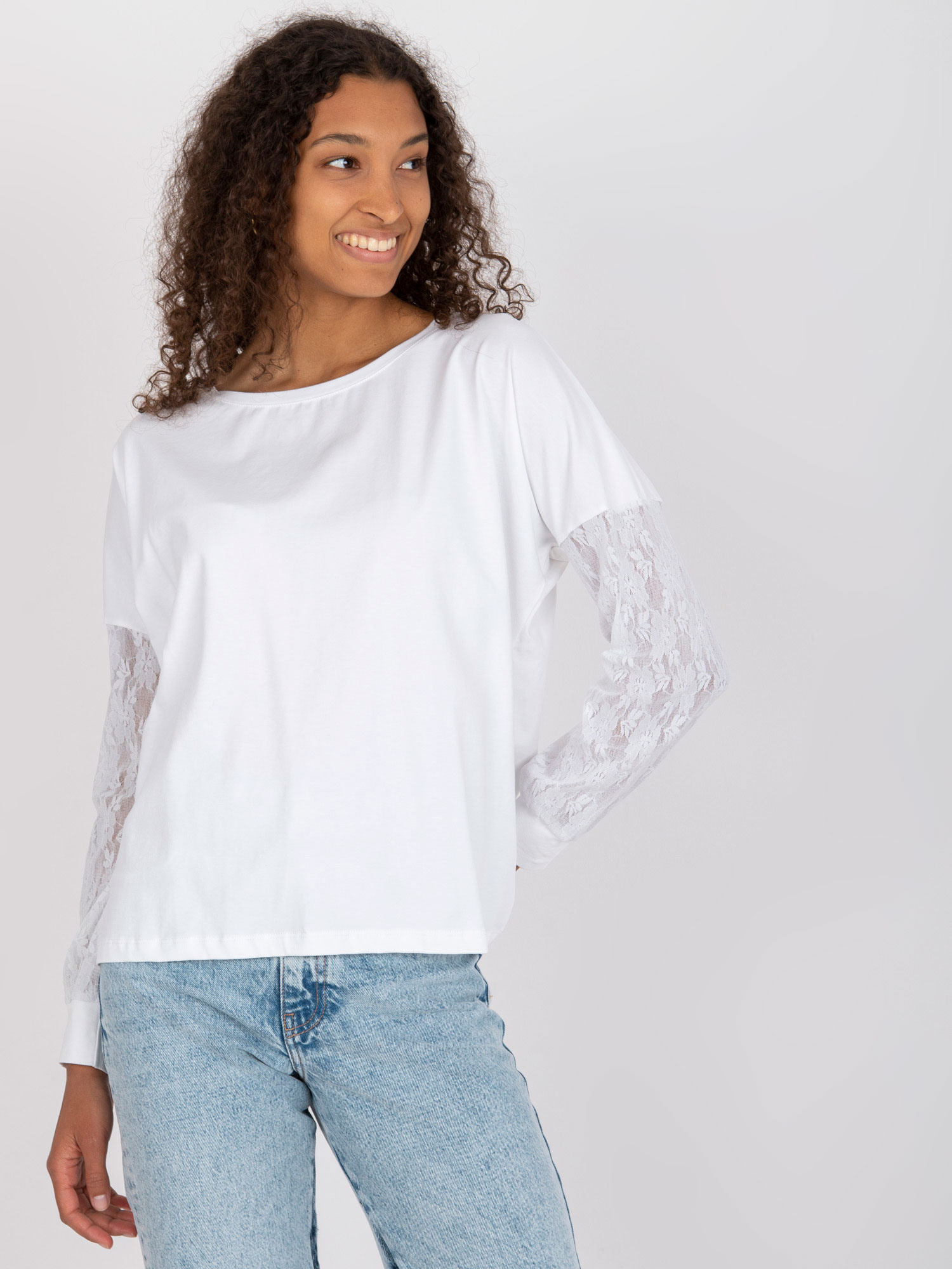 Biela blúzka s čipkovými rukávmi -RV-BZ-7342.03-white Veľkosť: S/M