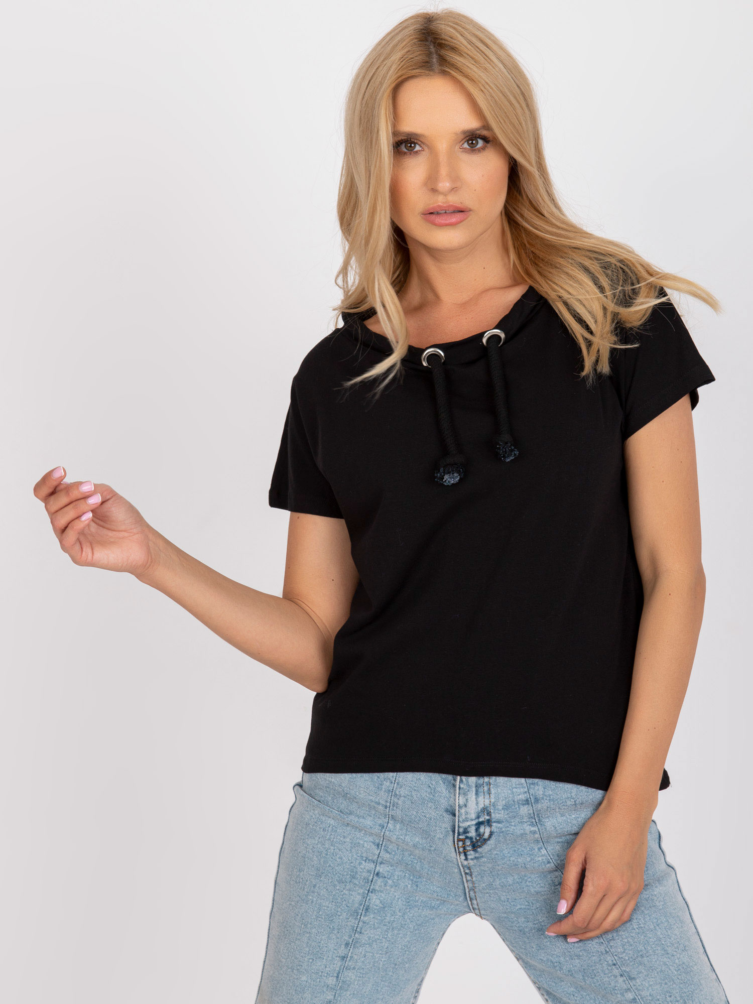 Čierne tričko so šnúrkami vo výstrihu -LA-BZ-B684.08-black Veľkosť: M