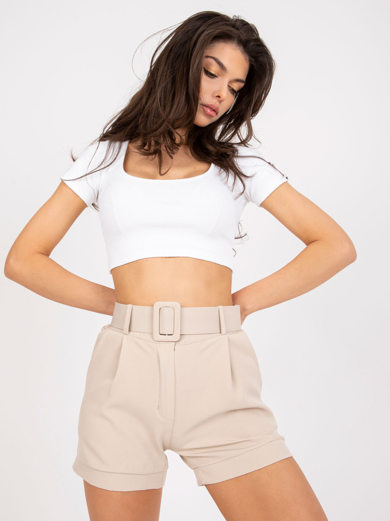 Béžové elegantné šortky s opaskom -DHJ-SN-15776.01P-beige Veľkosť: XL