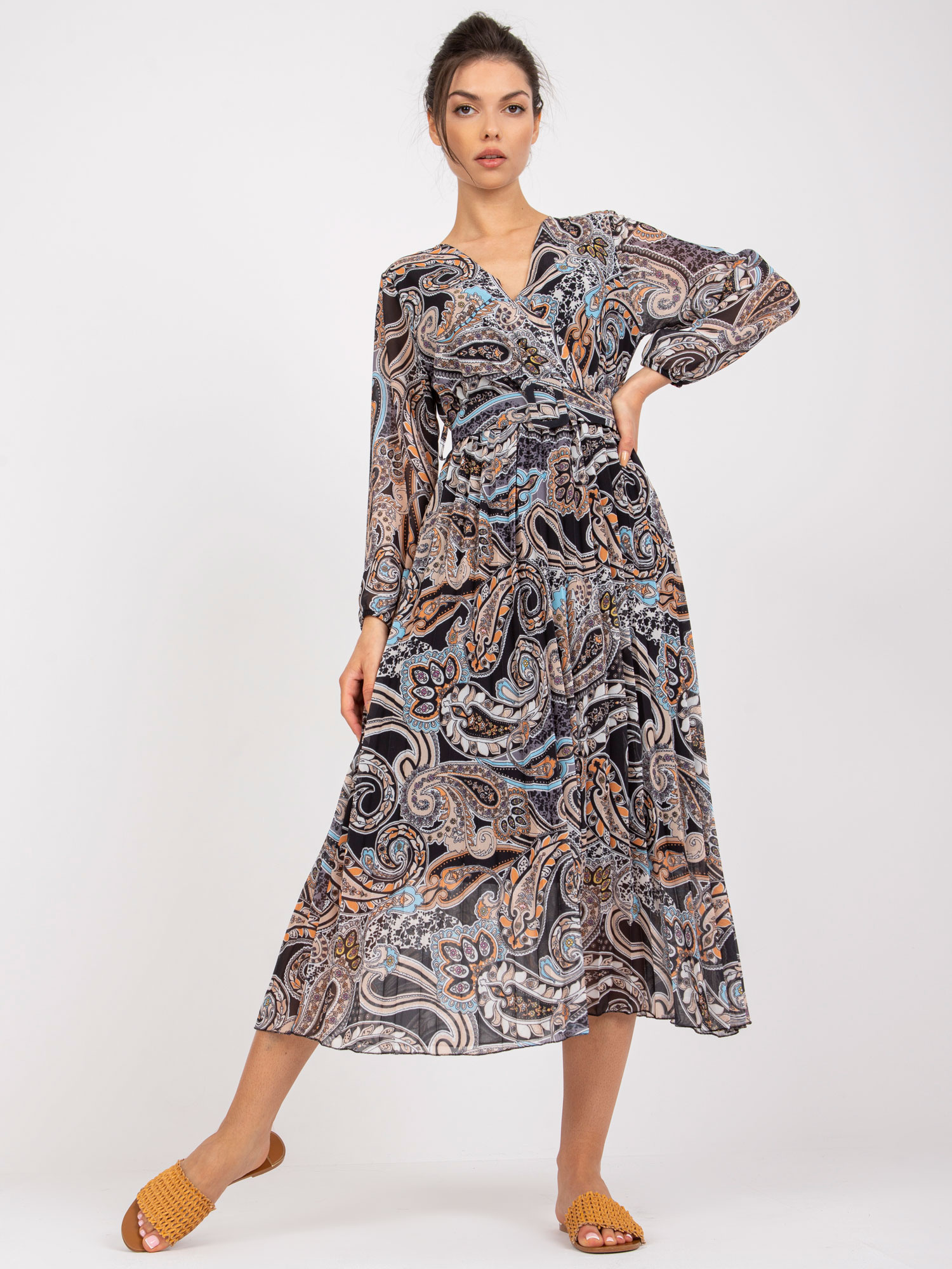 Čierne šaty s plisovaním a orientálnym vzorom -DHJ-SK-11389-2.52P-black Veľkosť: ONE SIZE