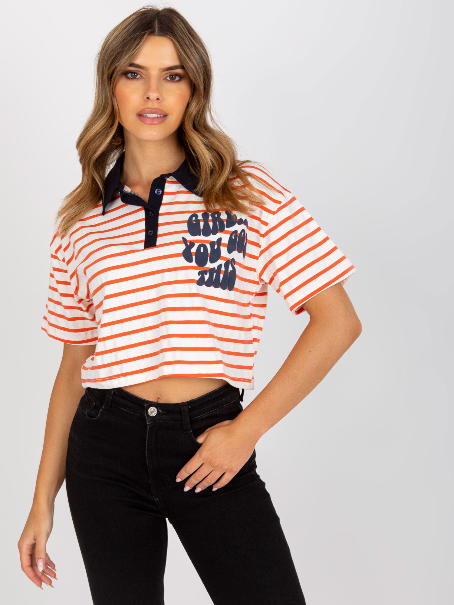 Bielo-oranžový pruhovaný crop top s golierom -FA-BZ-7785.91P-orange Veľkosť: ONE SIZE