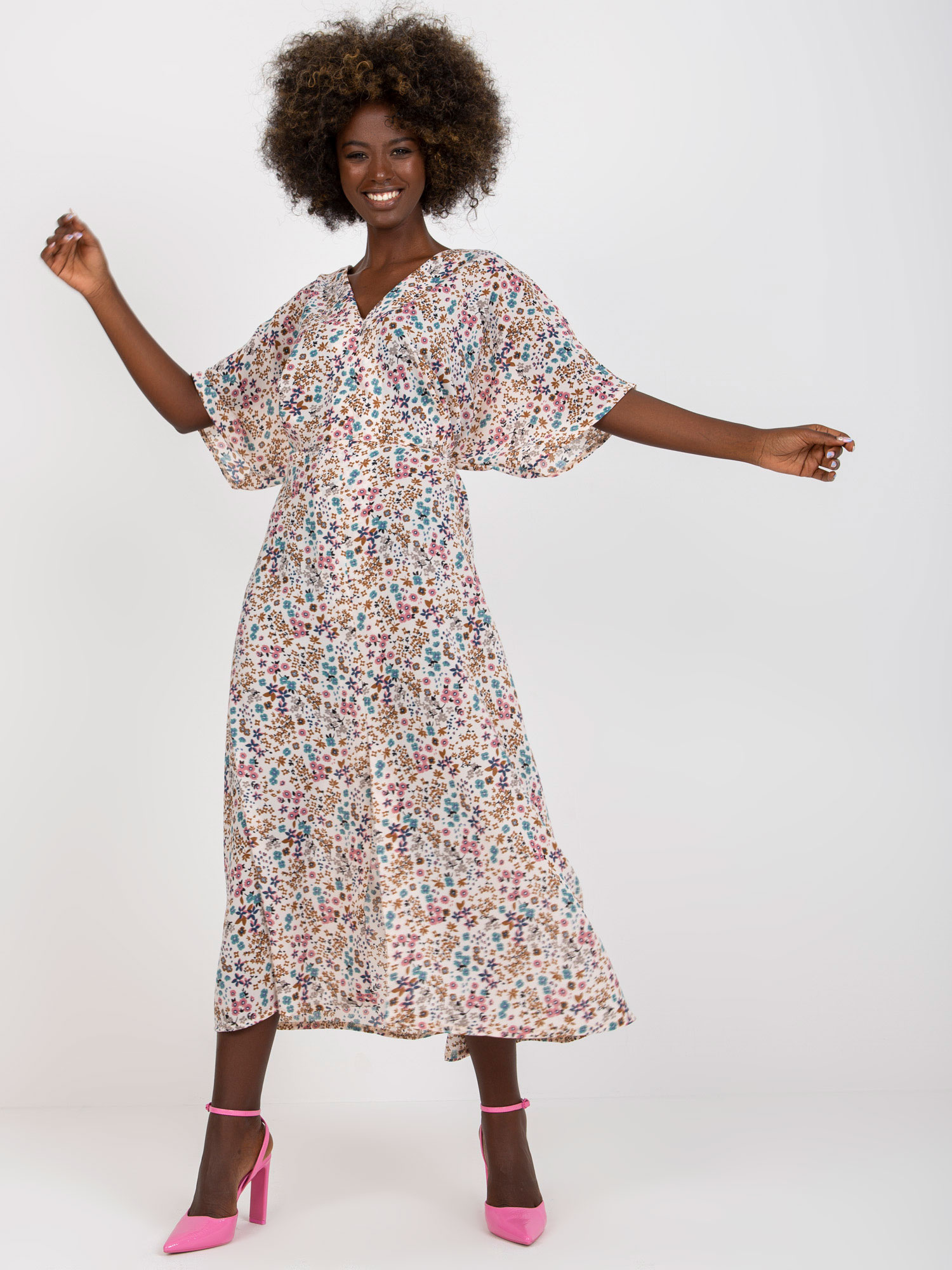 Béžové kvetované šaty s rozparkom CHA-SK-0845.49-beige Veľkosť: S/M