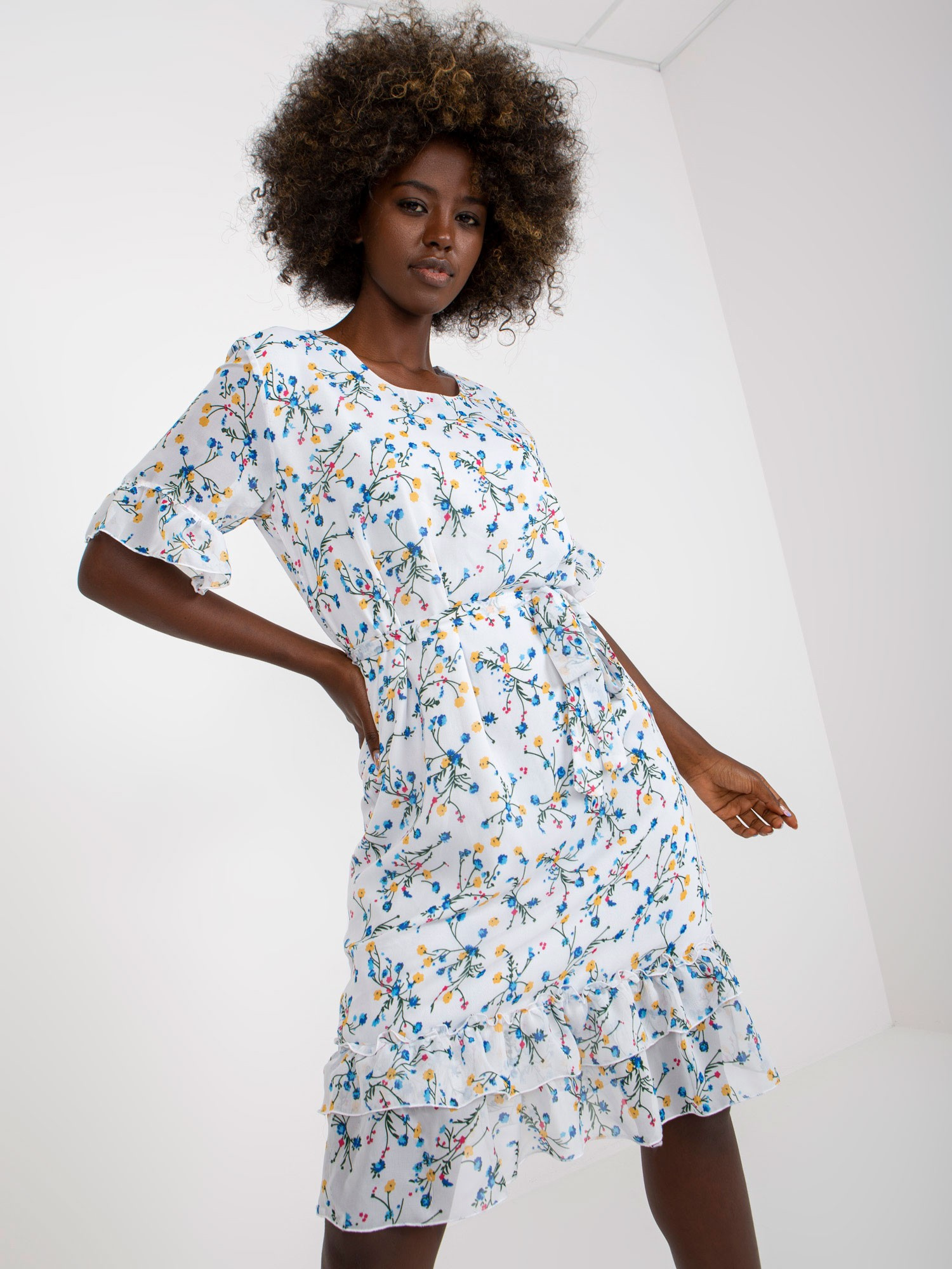 Biele volánikové šaty s farebnými kvetmi -LK-SK-507214-1.21-white Veľkosť: 40