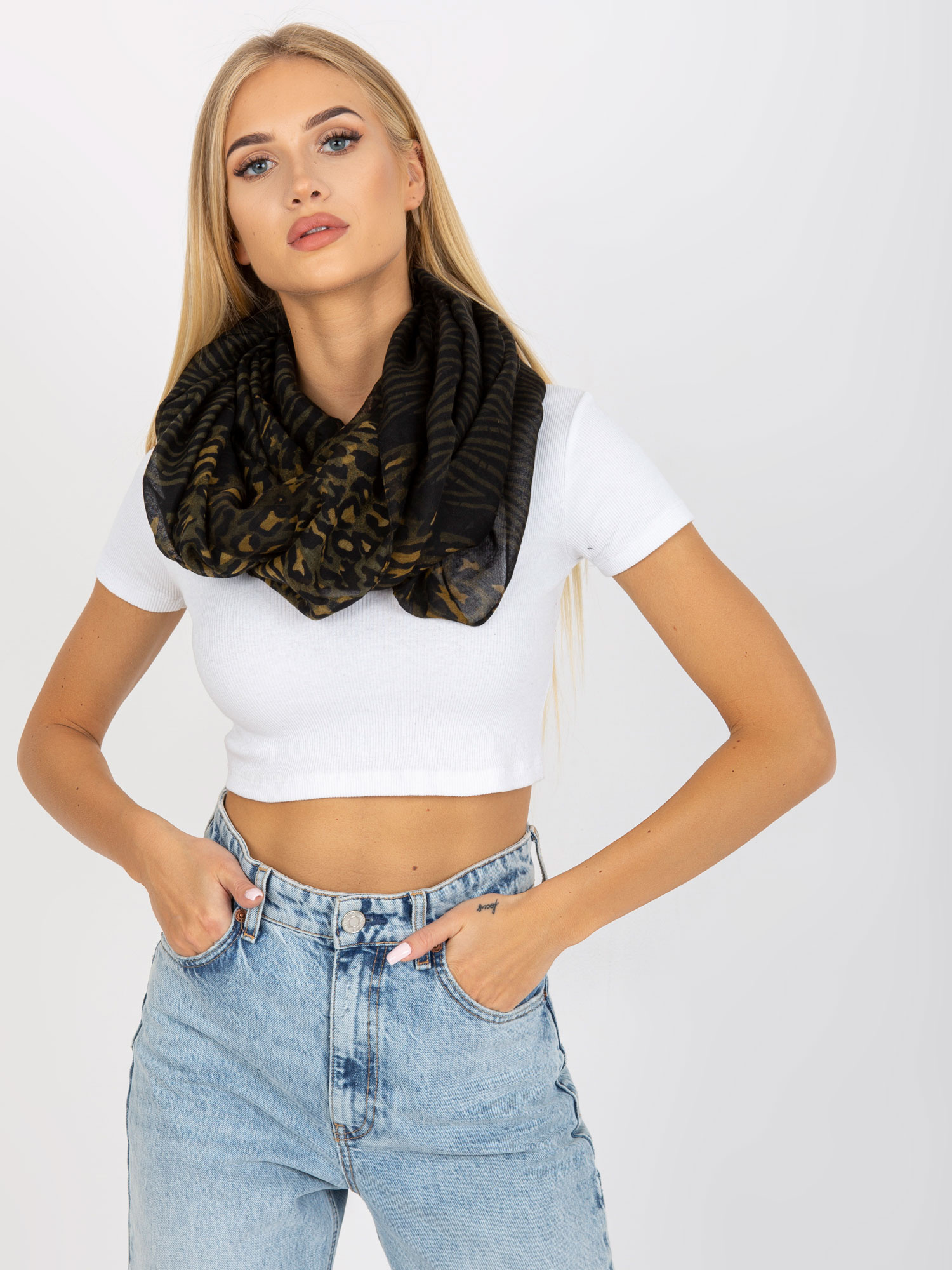 Šatka so vzormi - čierna/khaki AT-KM-S-6221 Veľkosť: ONE SIZE