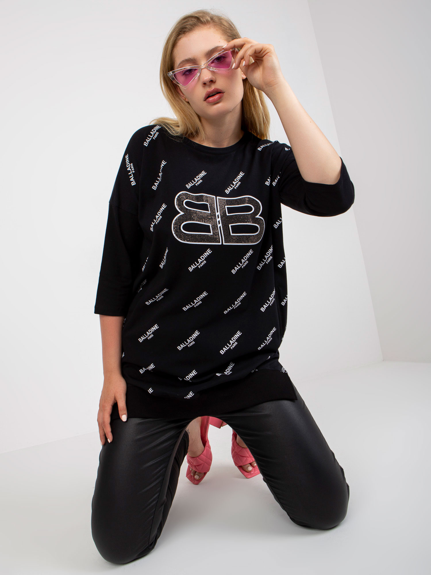 Čierne dlhšie tričko s potlačou RV-BZ-7036.02P-black Veľkosť: ONE SIZE