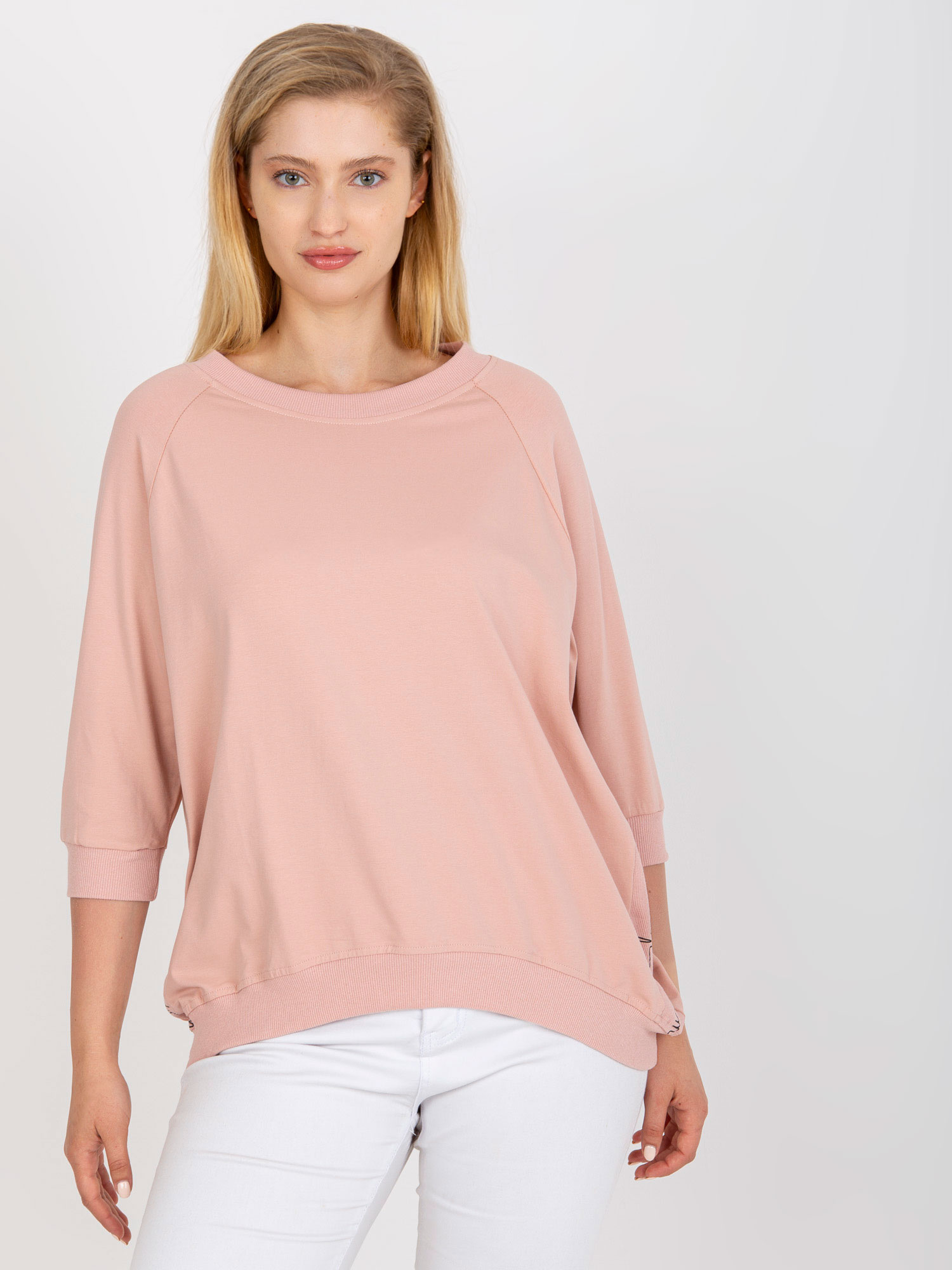 Svetloružové tričko s nápisom na boku -RV-BZ-7770.64P-light pink Veľkosť: ONE SIZE