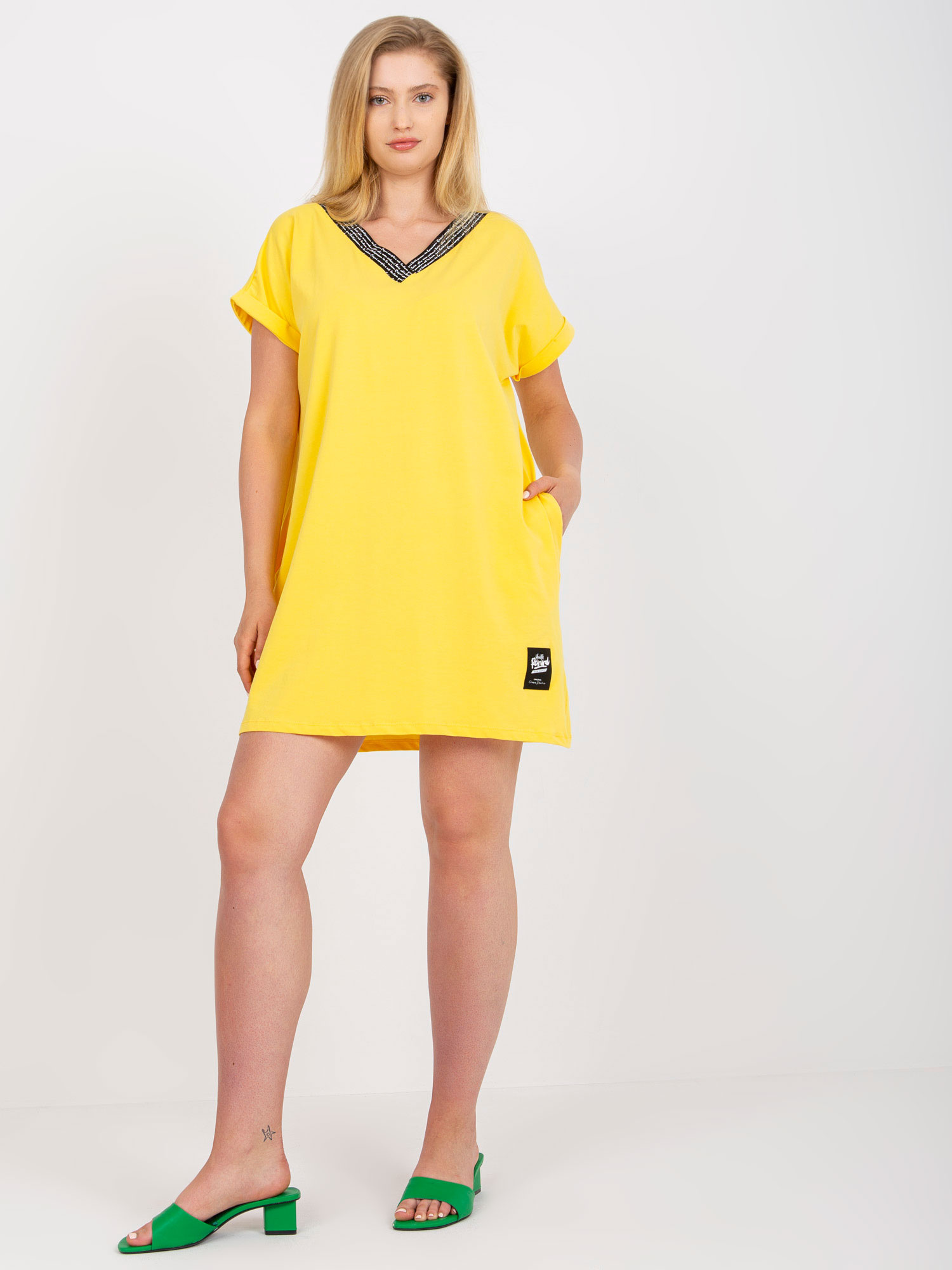 Žlté mini šaty lemované nápismi -RV-BZ-7862.10P-yellow Veľkosť: ONE SIZE