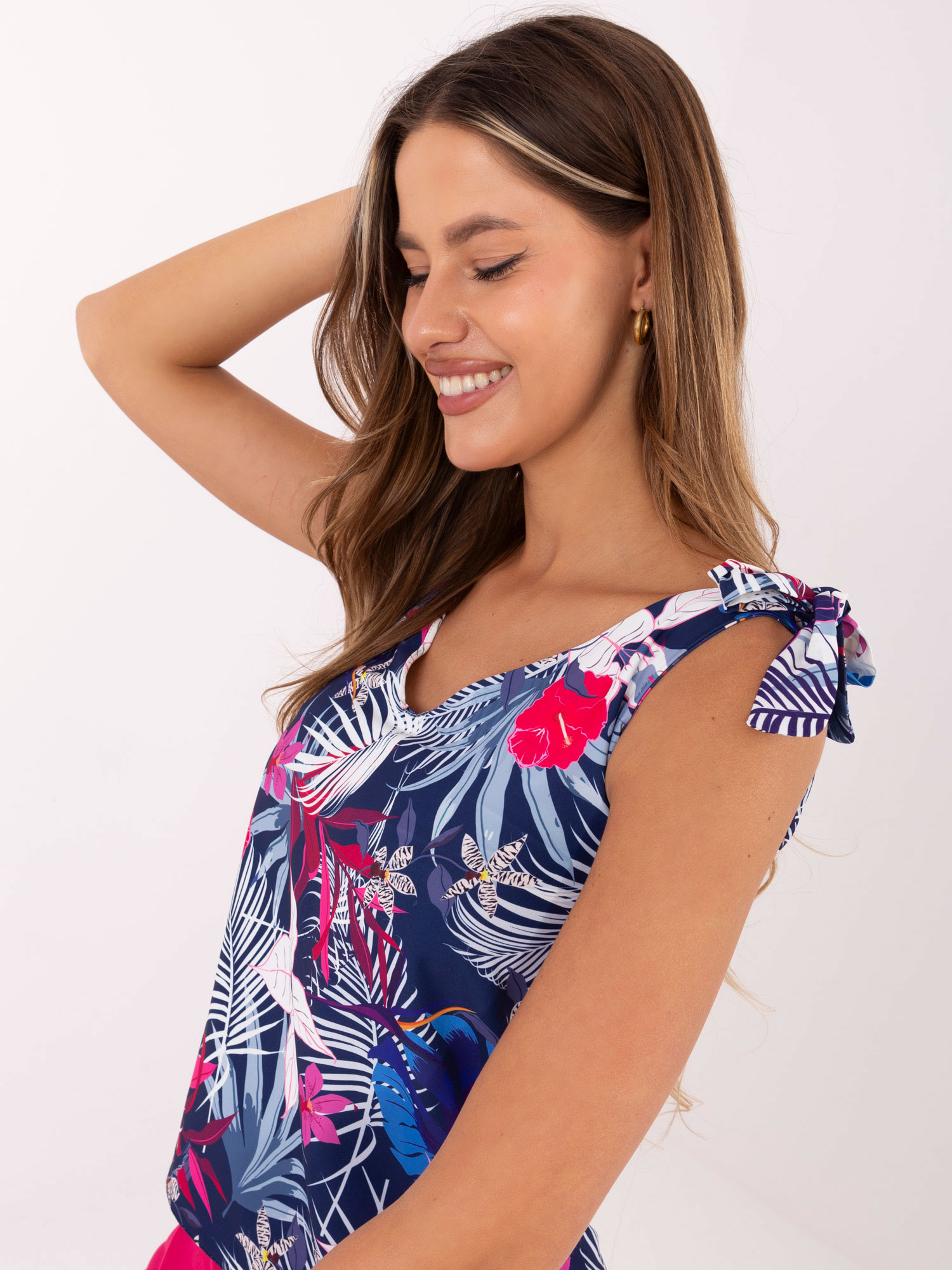 Tmavomodrý top s tropickým vzorom -WN-TP-1482-4.67-dark blue Veľkosť: M