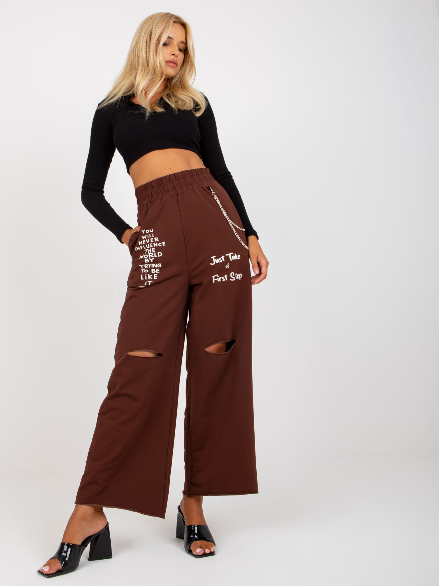 Tmavohnedé zvonové tepláky s nápismi -FA-DR-7855.52-dark brown Veľkosť: ONE SIZE