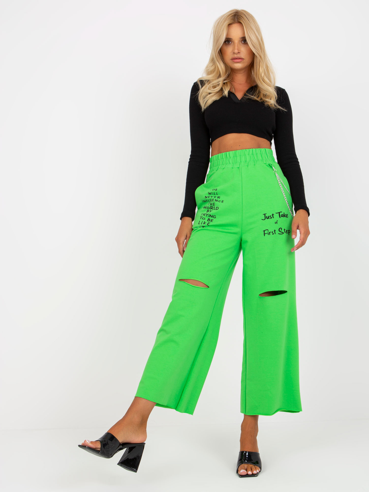 Svetlozelené zvonové tepláky s nápismi FA-DR-7855.52-light green Veľkosť: ONE SIZE