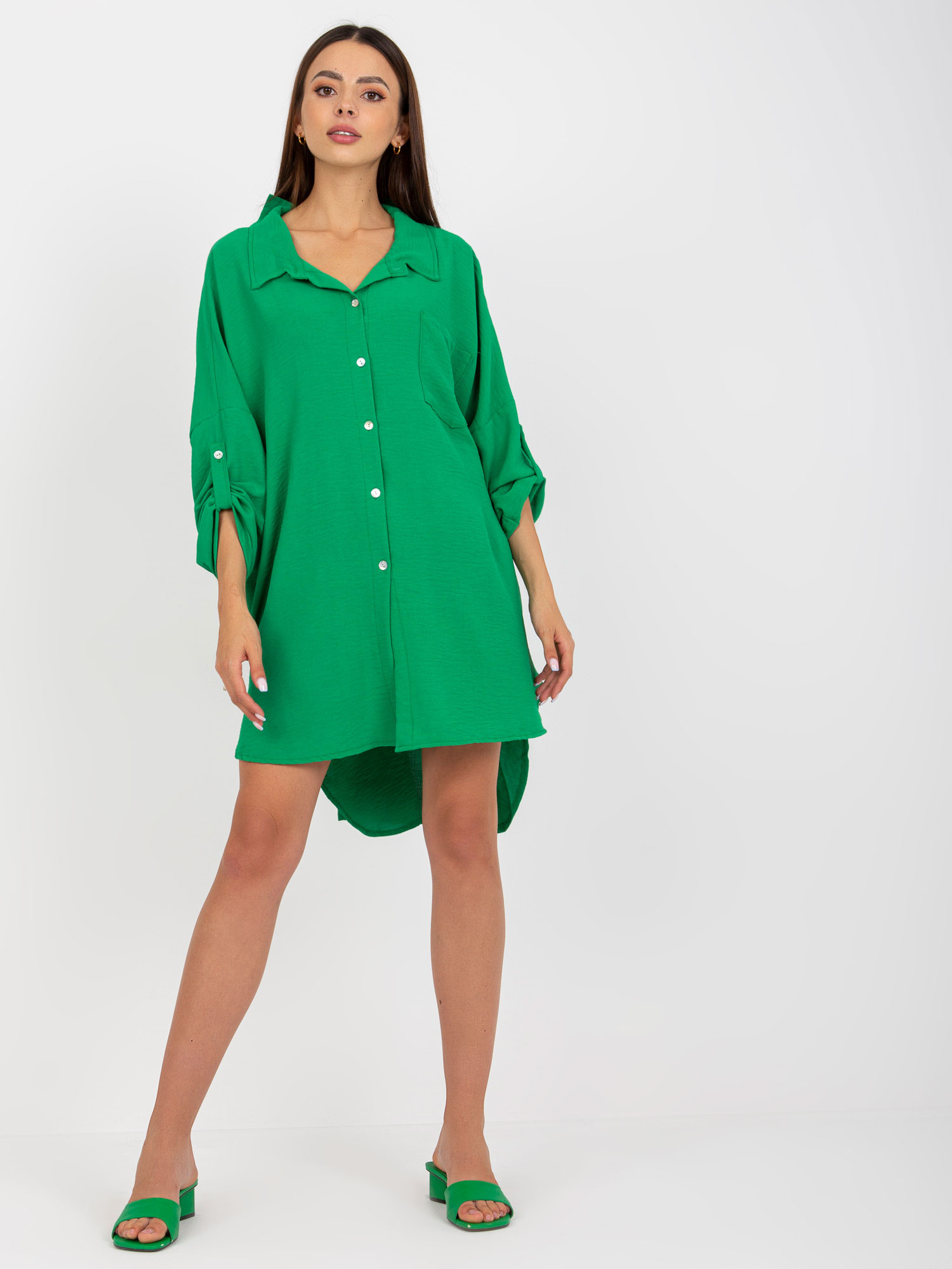 Zelené asymetrické košeľové šaty s prestrihom -DHJ-SK-13938.02P-green Veľkosť: ONE SIZE