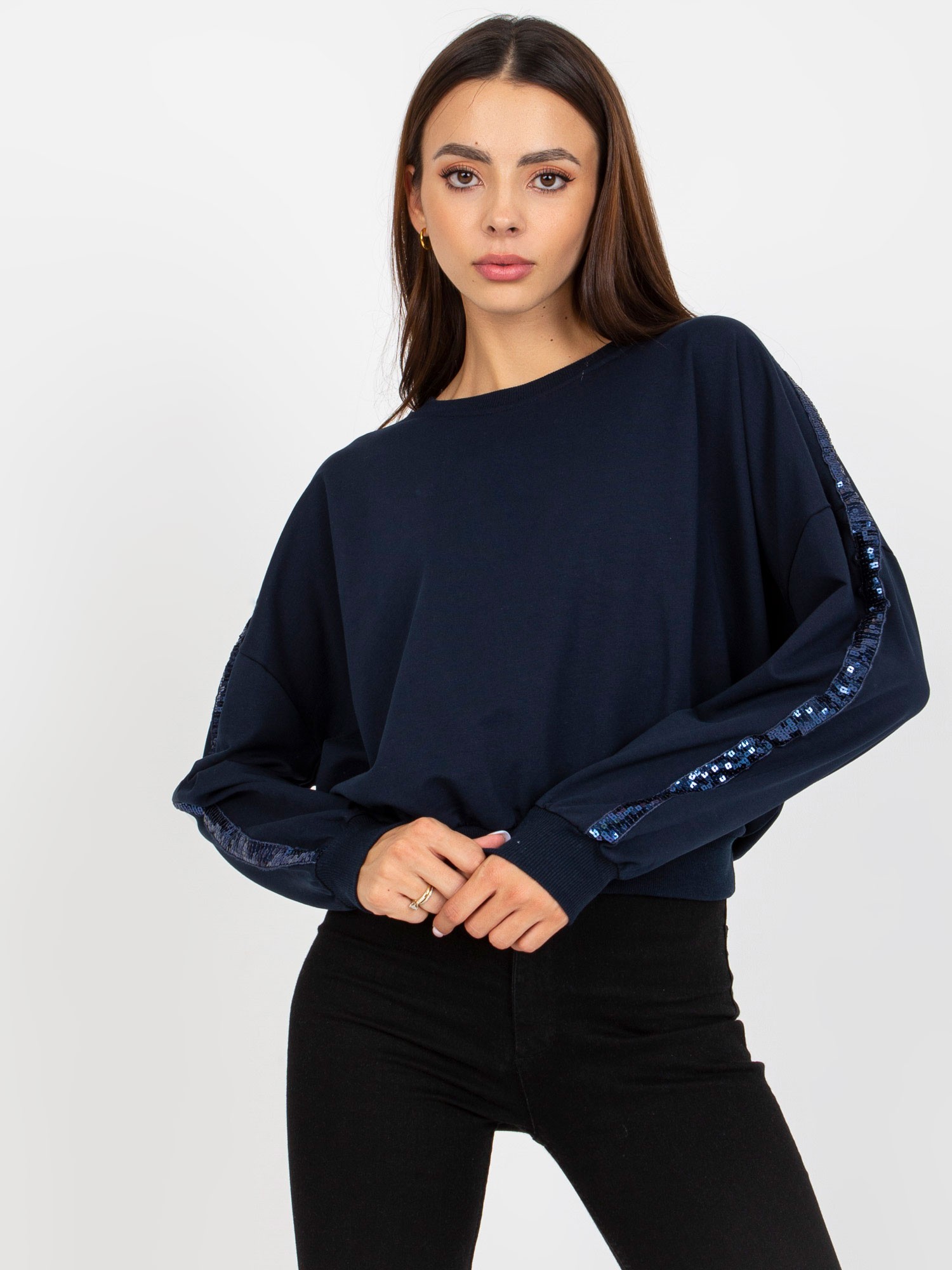 TMAVOMODRÁ DÁMSKA CROP MIKINA S FLITRAMI RV-BL-8067.88DARK BLUE Veľkosť: L/XL