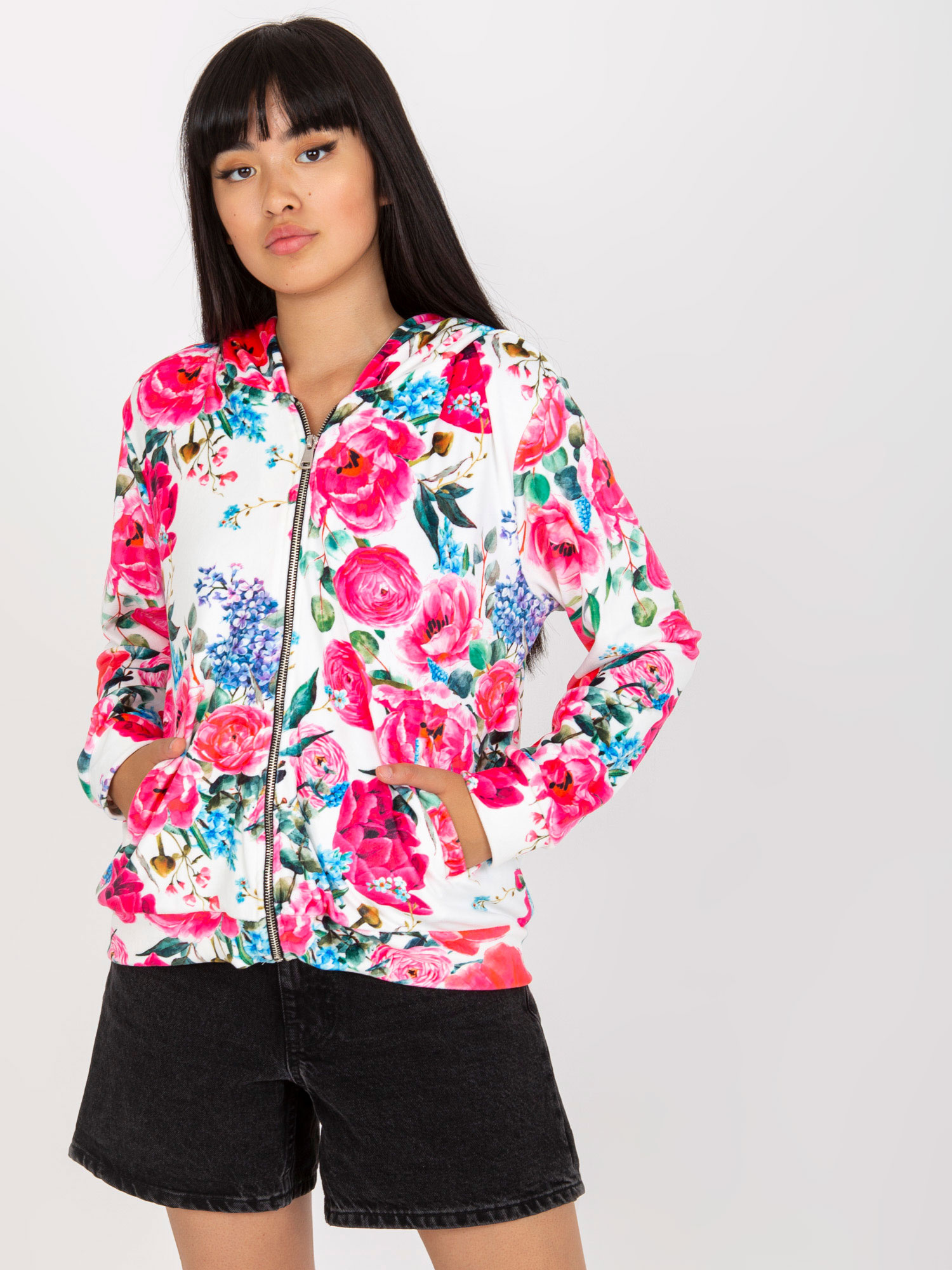 Biela mikina s kvetinovým vzorom RV-BL-8118.89-white-pink Veľkosť: S/M