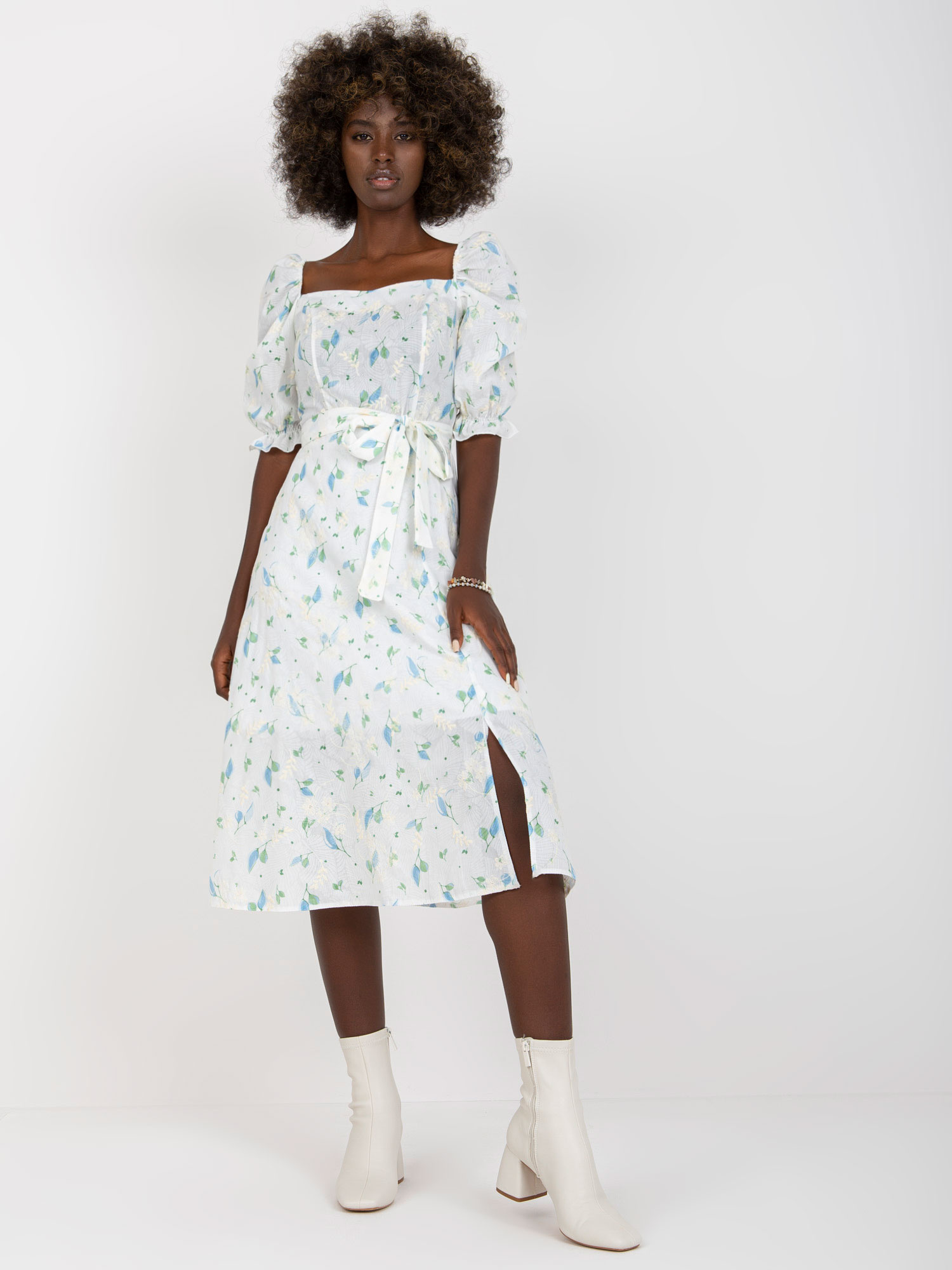 Biele šaty s vyšívanými kvetinami Andrea -LK-SK-508964.29P-white-blue Veľkosť: 40