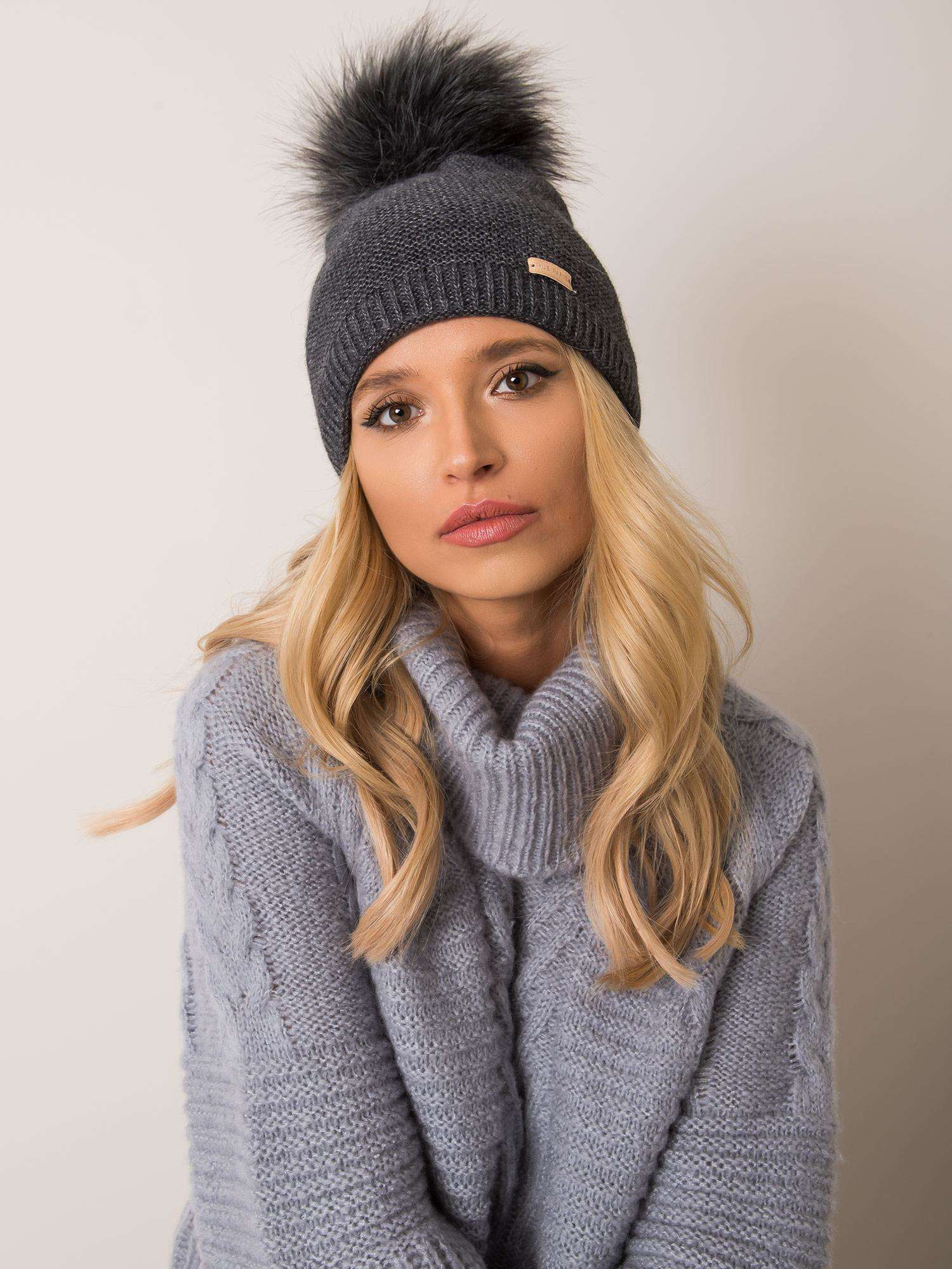 Tmavosivá dámska čiapka s brmbolcom JK-CZ-11.69-grey Veľkosť: ONE SIZE