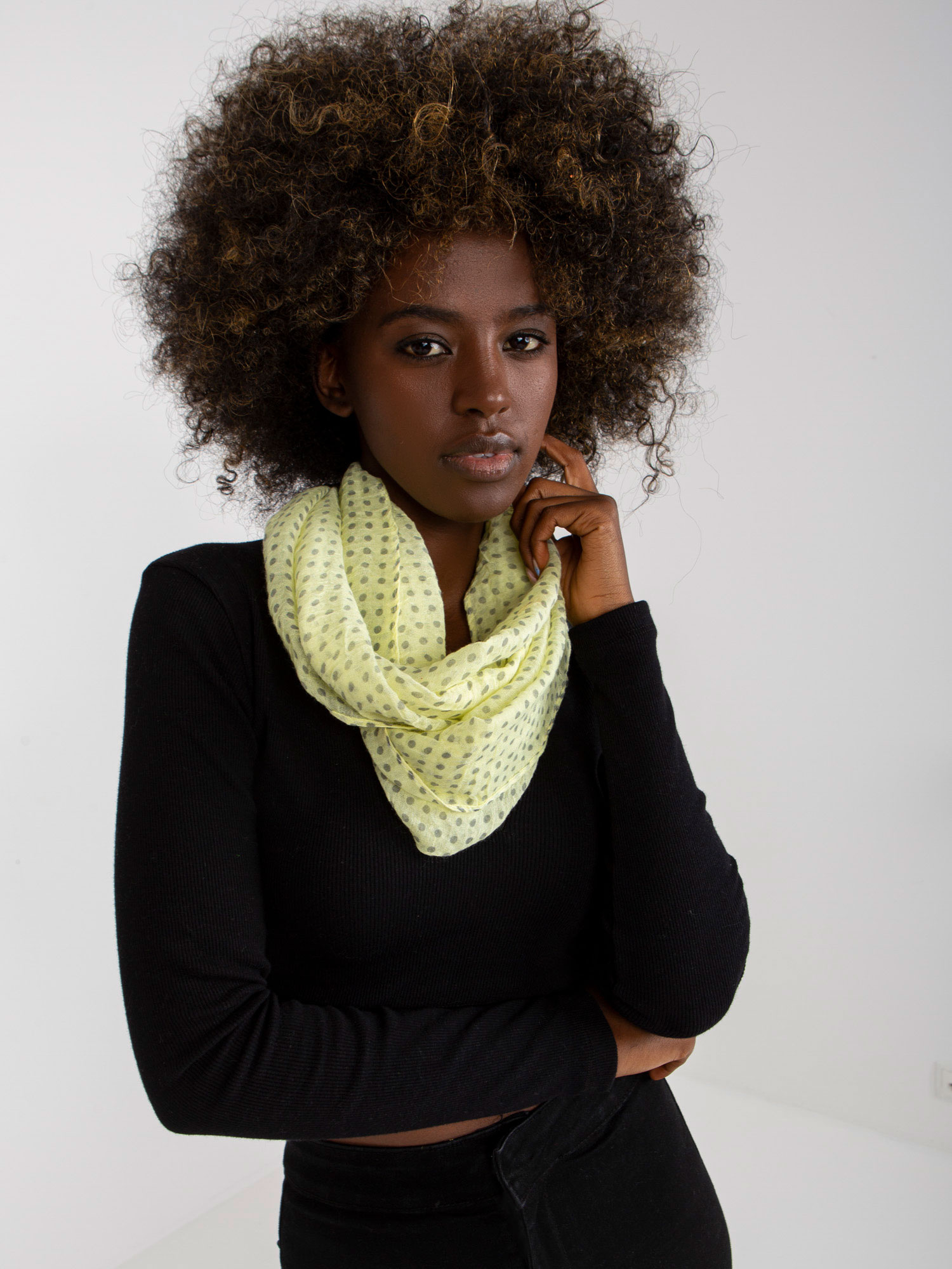 Svetložltá šatka s bodkami AT-CH-BF48181 Veľkosť: ONE SIZE