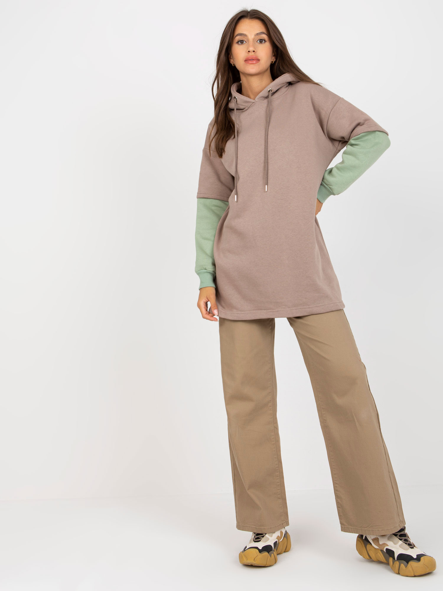 Tmavobéžová mikina so zelenými rukávmi -RV-BL-8232.27X-dark beige Veľkosť: S/M