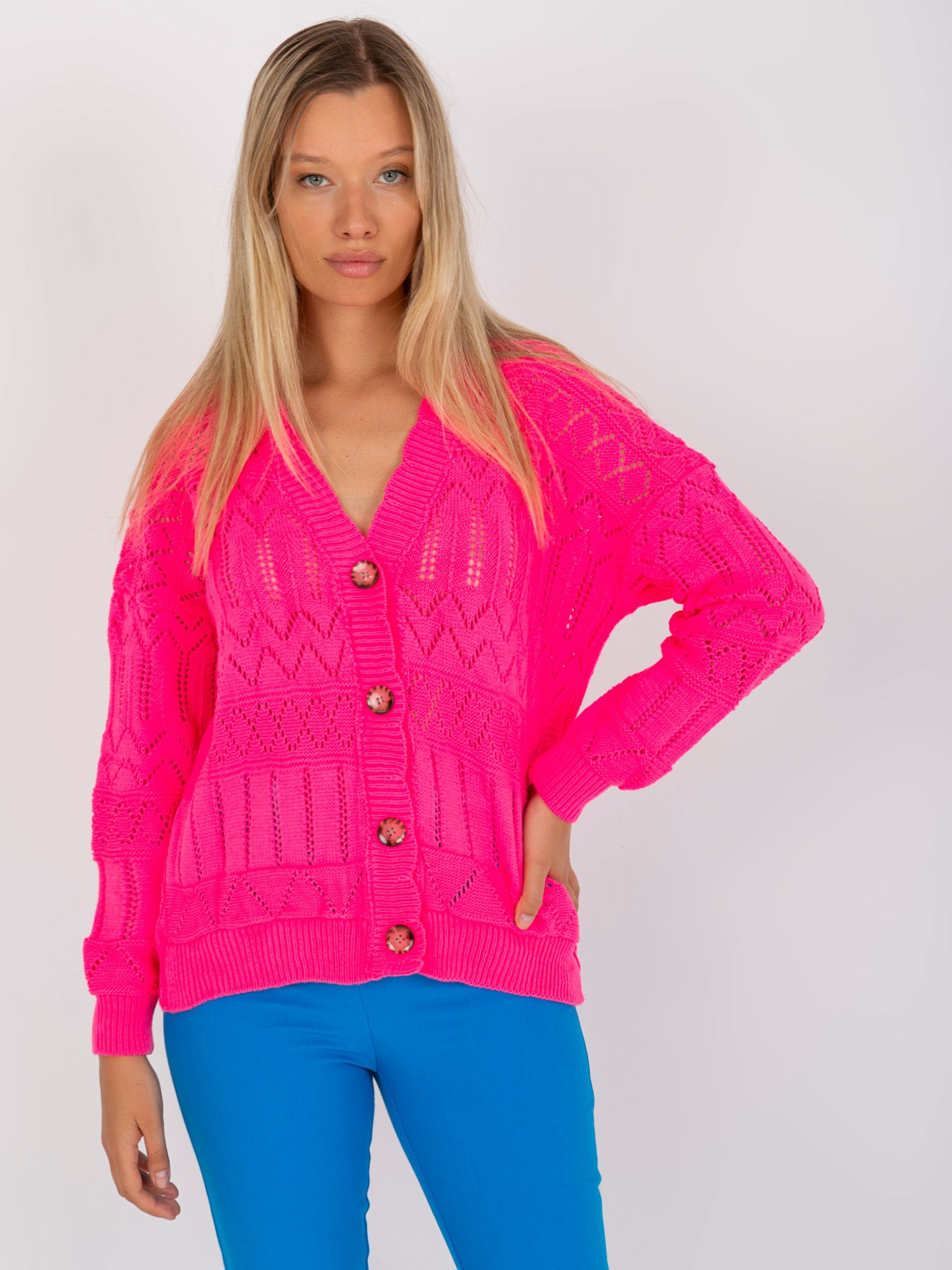 Neónovo ružový háčkovaný sveter na gombíky LC-SW-8022.04P-fluo pink Veľkosť: ONE SIZE