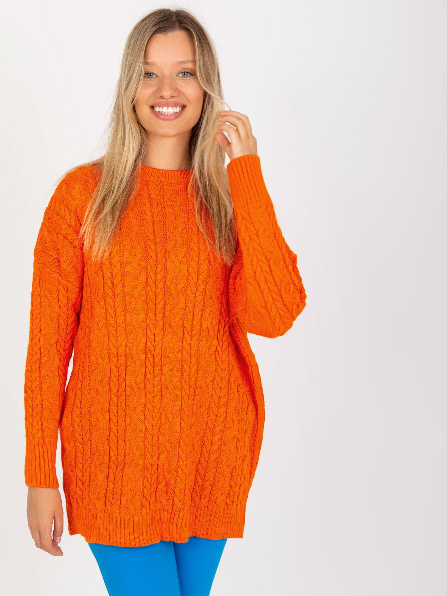 Oranžový dlhší sveter s vrkočovým vzorovaním LC-SW-8010.22P-orange Veľkosť: ONE SIZE