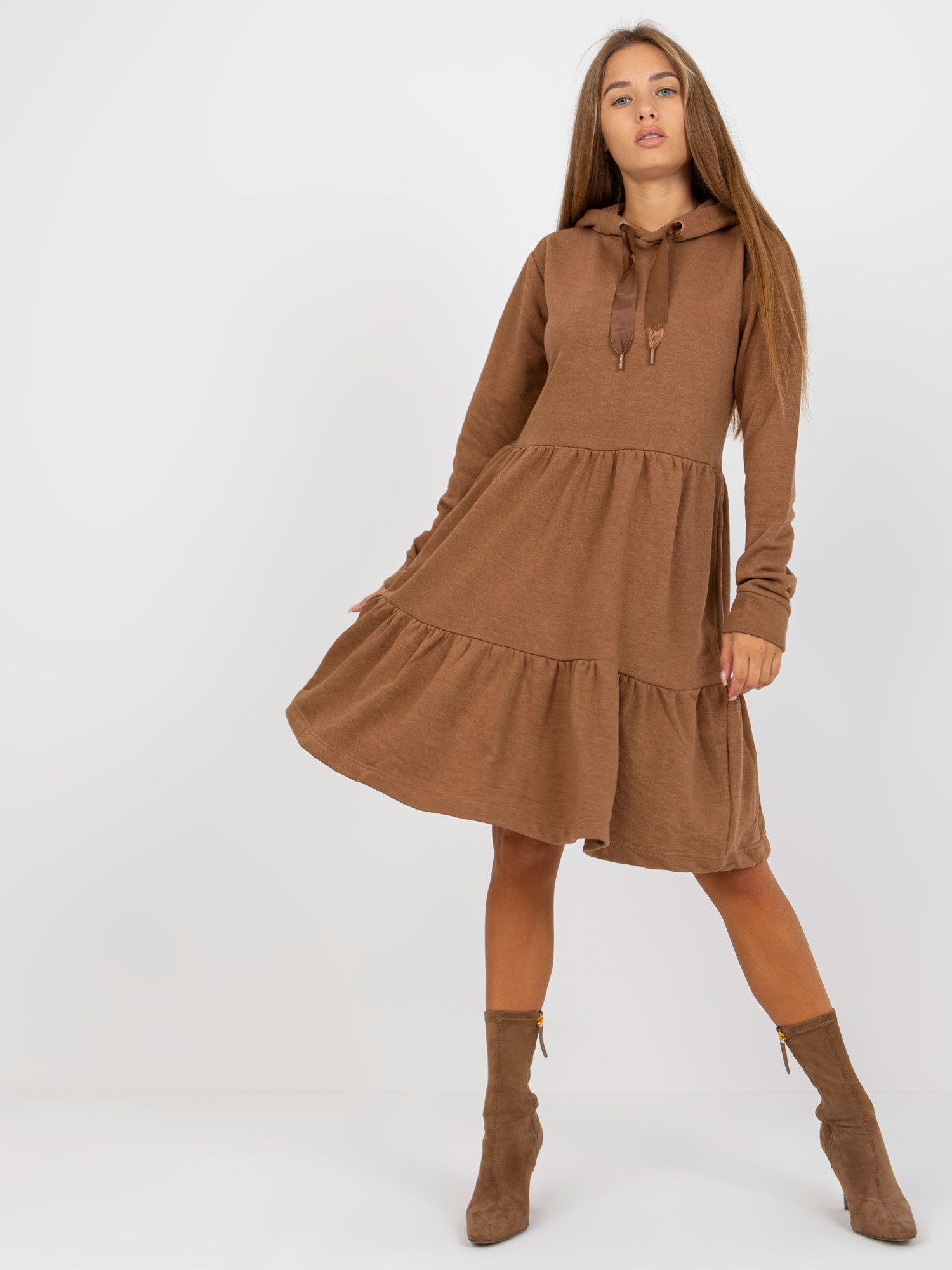 Mikinové volánové šaty s lesklými šnúrkami - hnedé D10027C30287A6-brown Veľkosť: XS