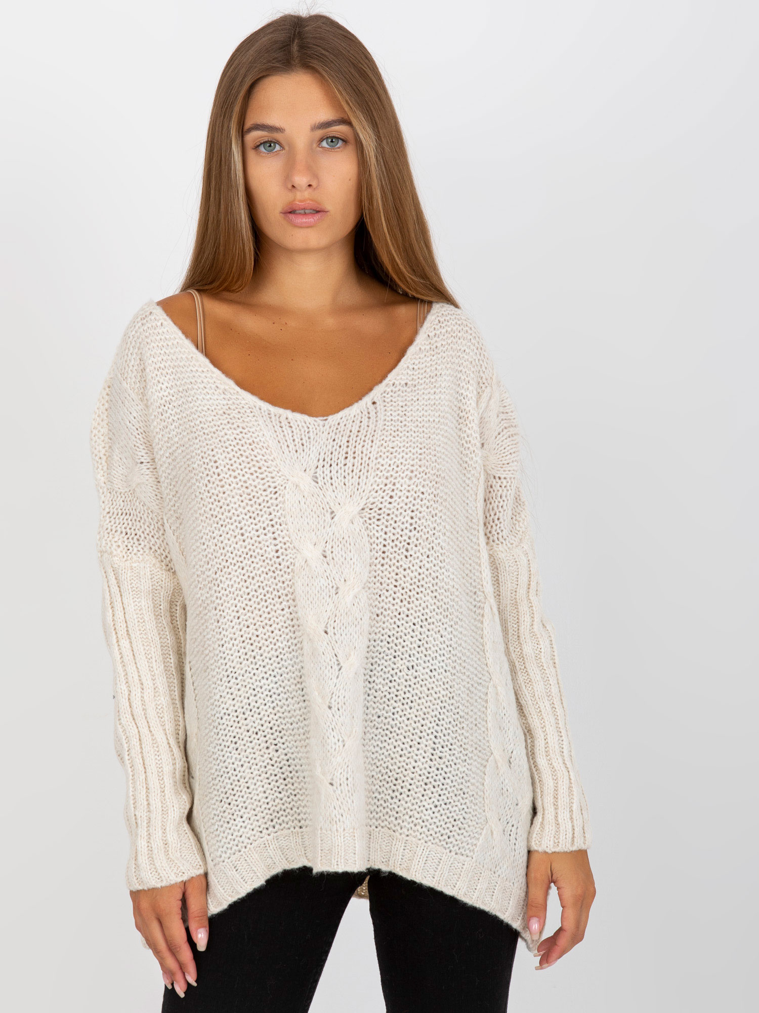 Smotanový sveter s vrkočovým vzorom TW-SW-BI-M903.33X-ecru Veľkosť: ONE SIZE