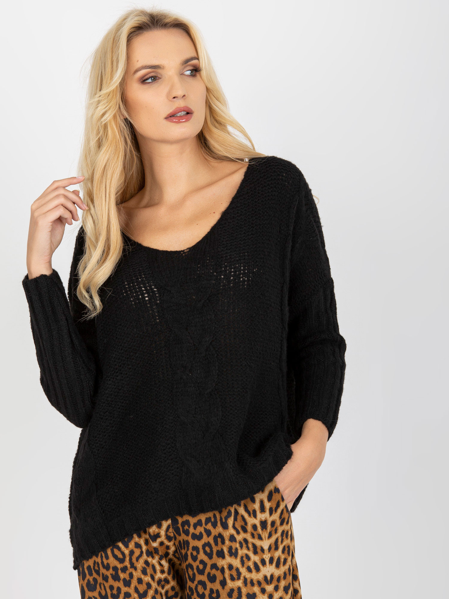 Čierny sveter s vrkočovým vzorom TW-SW-BI-M903.33X-black Veľkosť: ONE SIZE