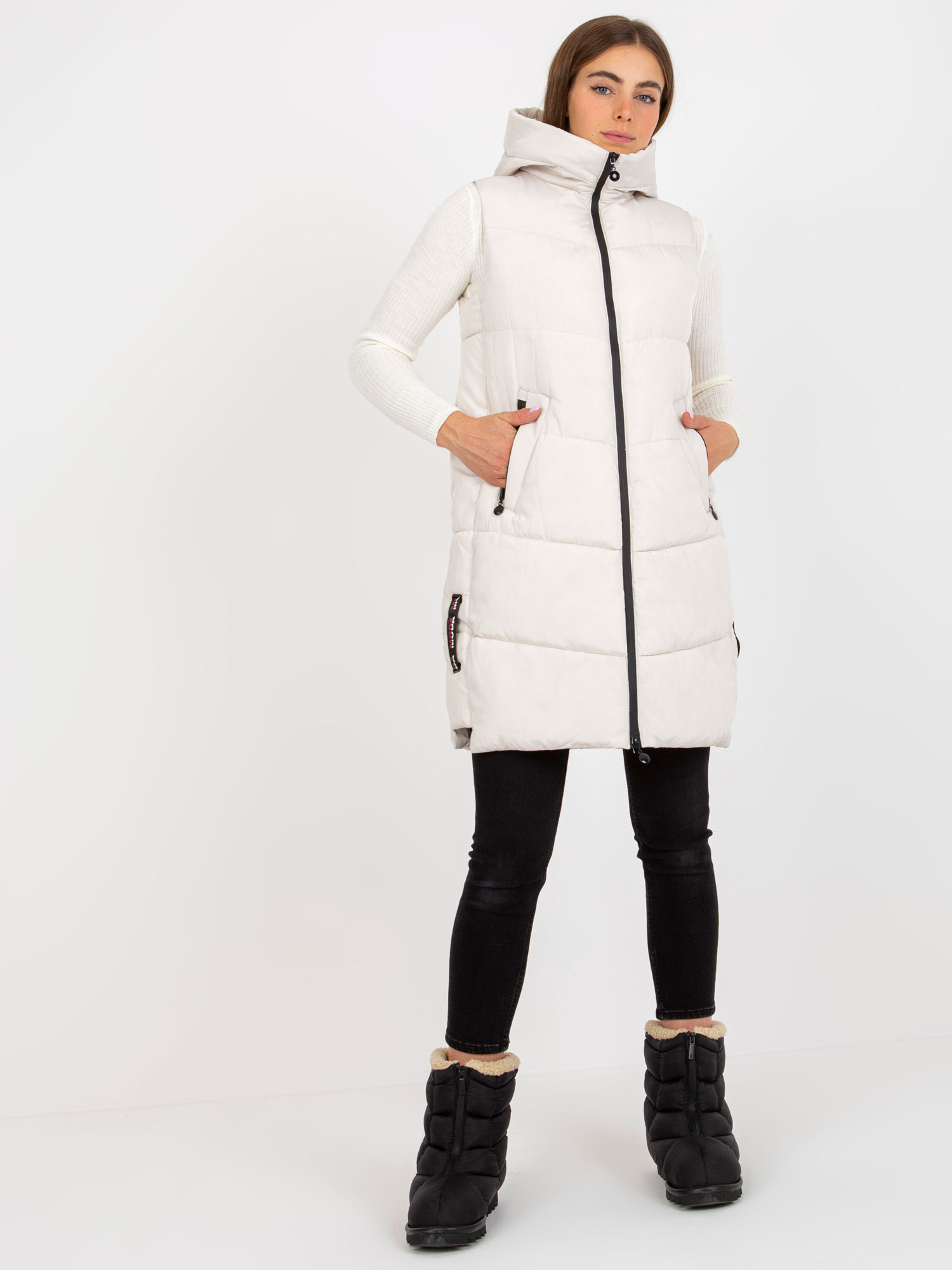 Krémová dlhá vesta s kapucňou -NM-KZ-P22-6608.98P-ecru Veľkosť: 2XL