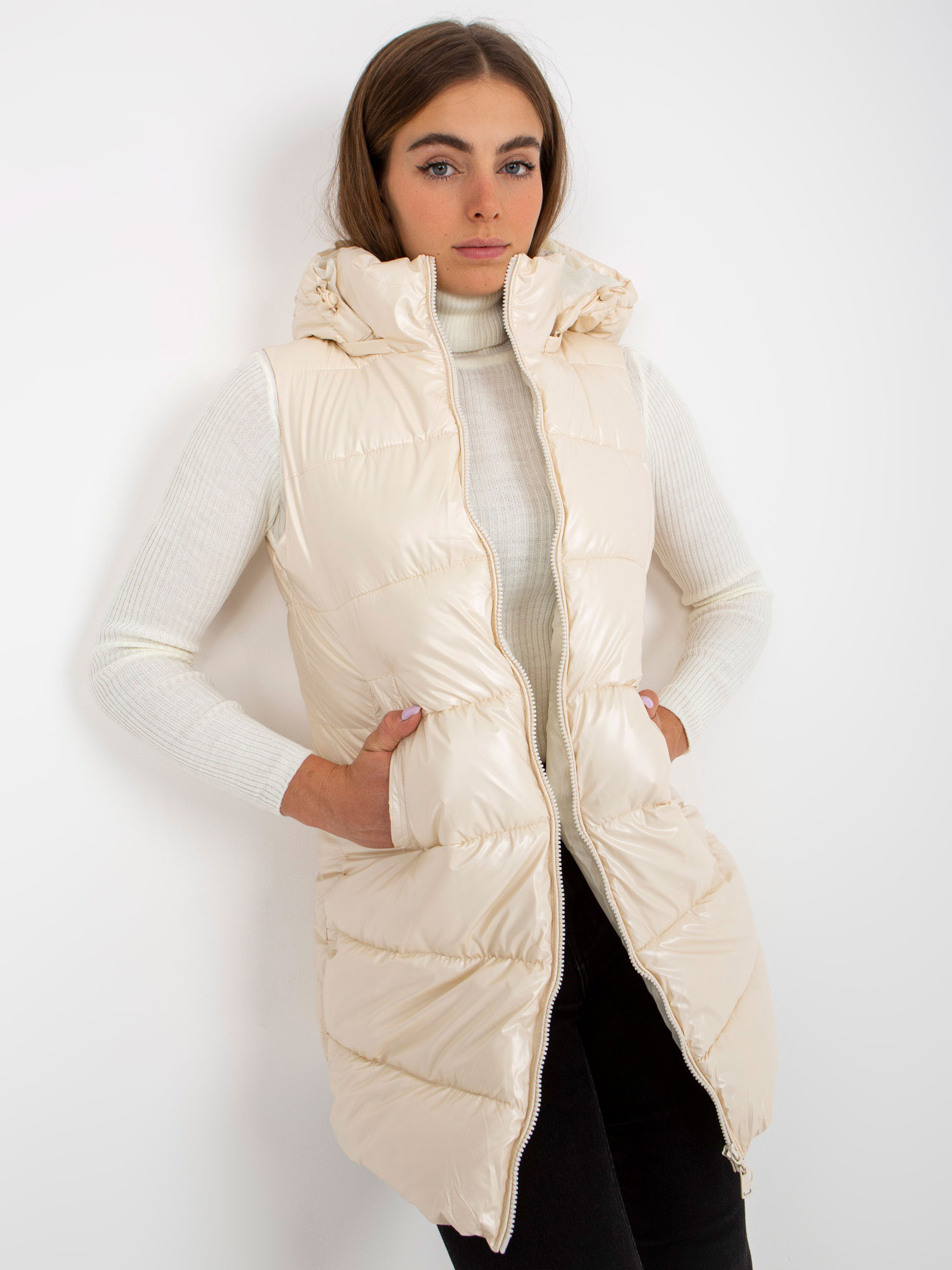 Smotanová lesklá vesta s prešívaním NM-KZ-D2-3818.98P-ecru Veľkosť: 2XL