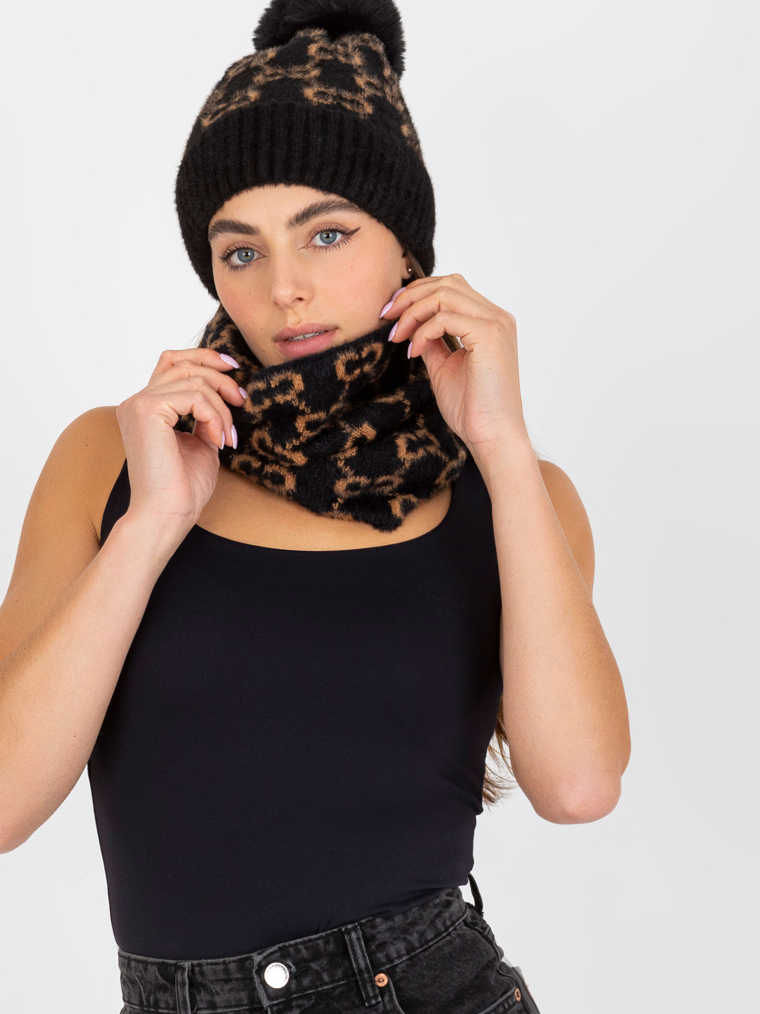 Čierny šál so vzormi AT-KM-CM-333.33P-black Veľkosť: ONE SIZE