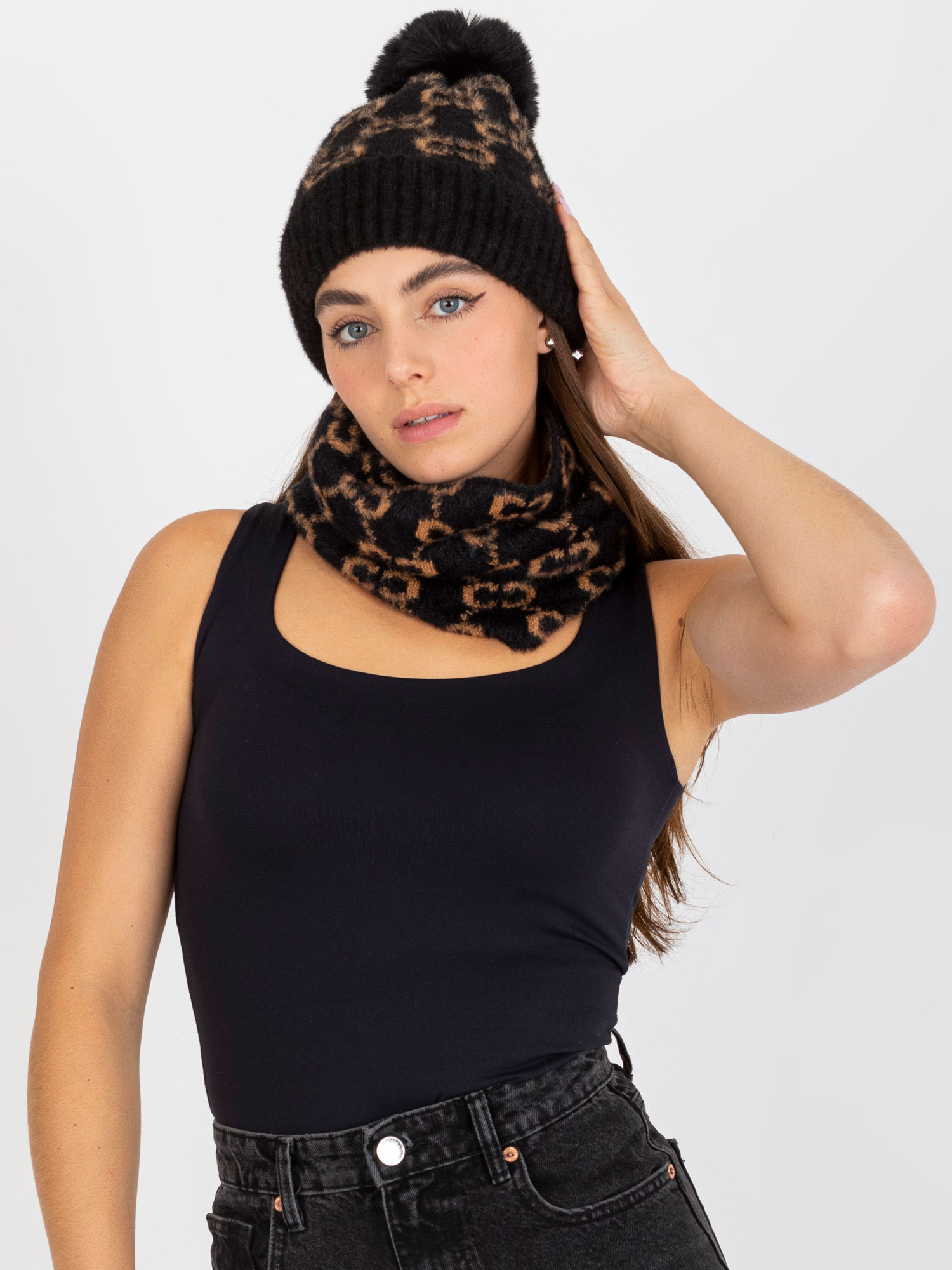 Čierna čiapka so vzormi -AT-SK-CM-319.41P-black Veľkosť: ONE SIZE