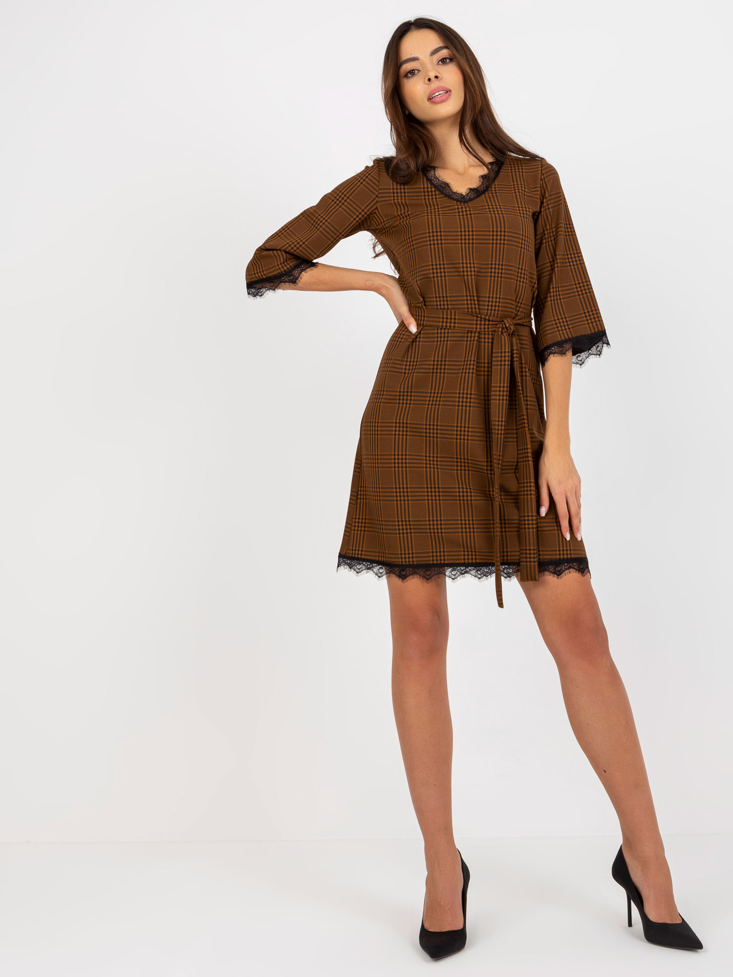 Hnedé kárované šaty s čipkou -LK-SK-507871.32P-brown Veľkosť: 36